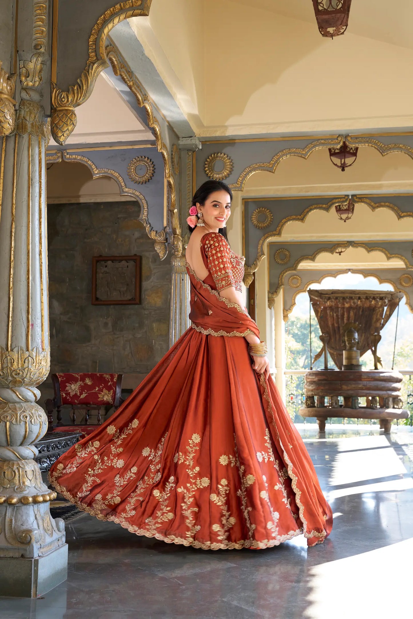 Rostorangefarbener Rangoli-Lehenga-Choli aus Seide mit Pailletten- und Fadenstickerei