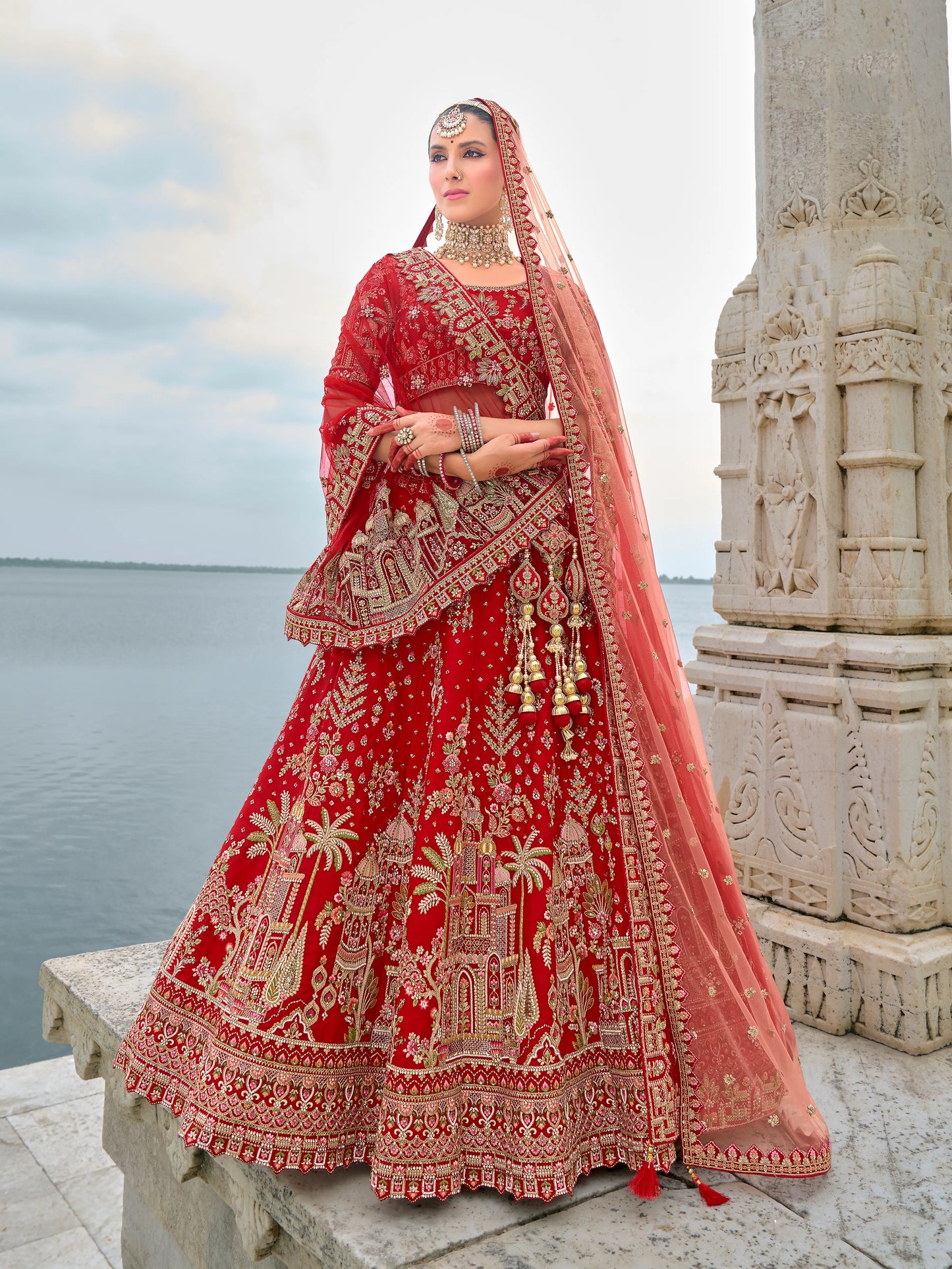Eleganter rosa-grauer Braut-Lehenga mit Zarkan-Stickerei und Pailletten