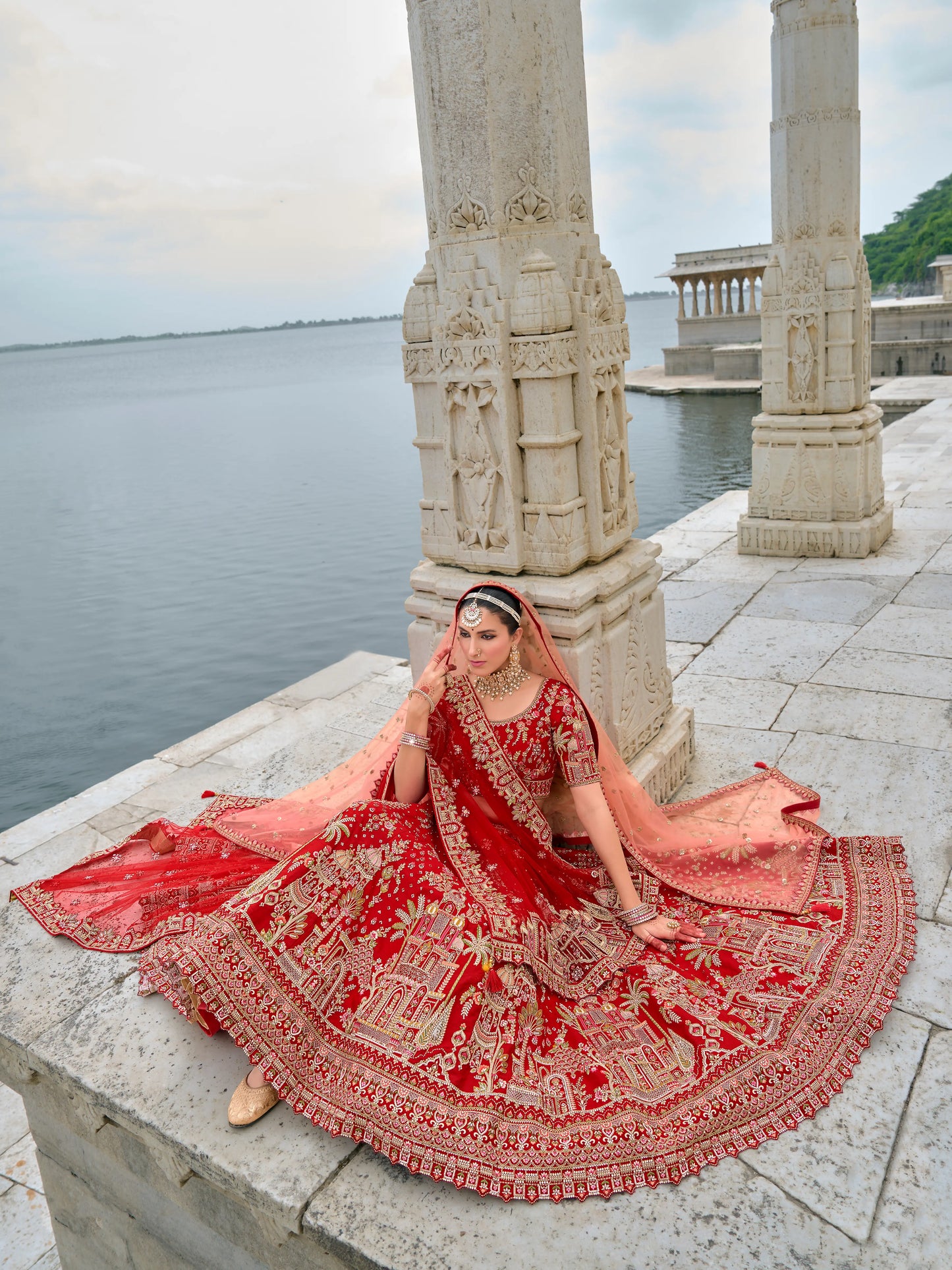 Eleganter rosa-grauer Braut-Lehenga mit Zarkan-Stickerei und Pailletten