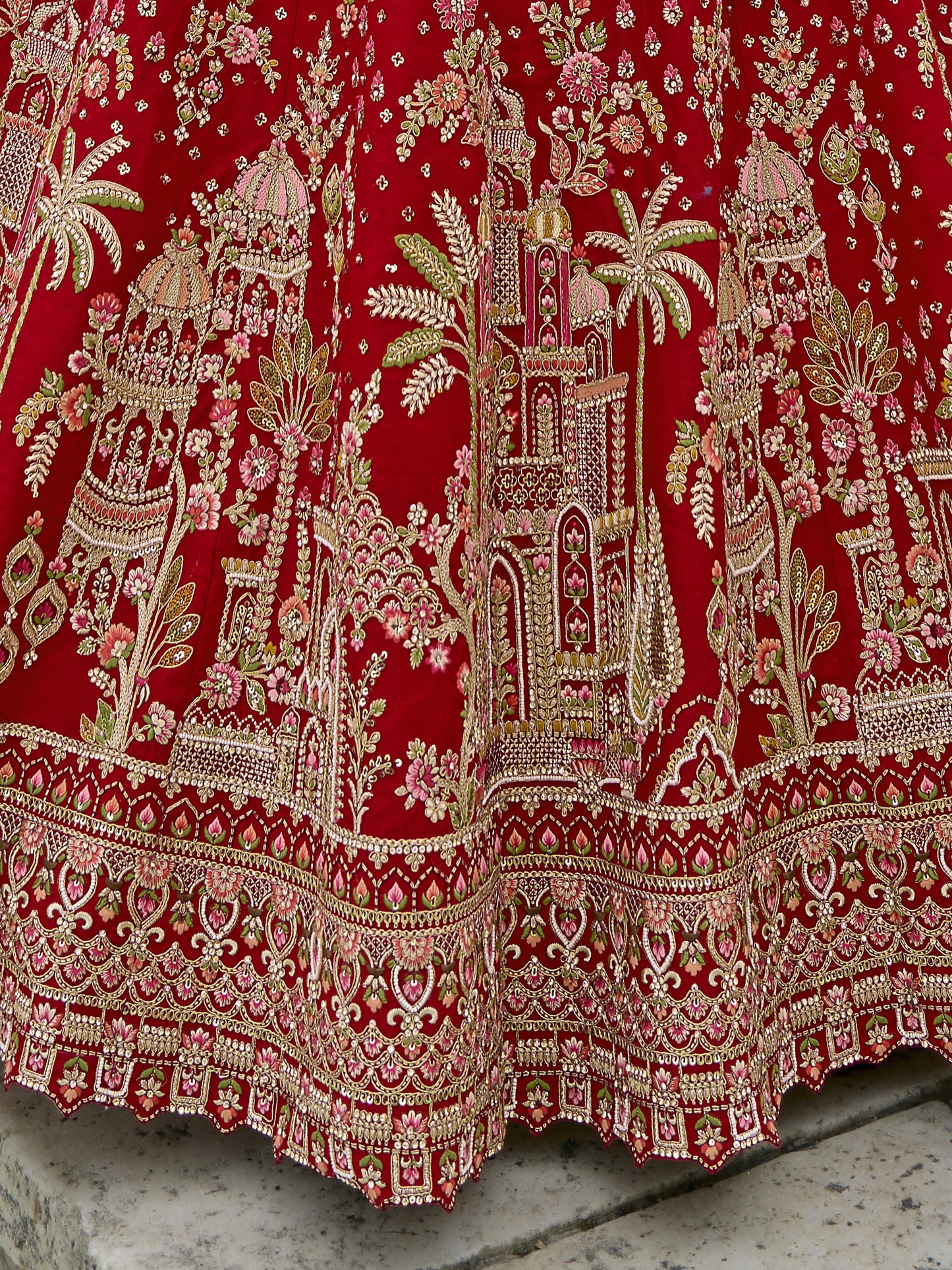 Eleganter rosa-grauer Braut-Lehenga mit Zarkan-Stickerei und Pailletten