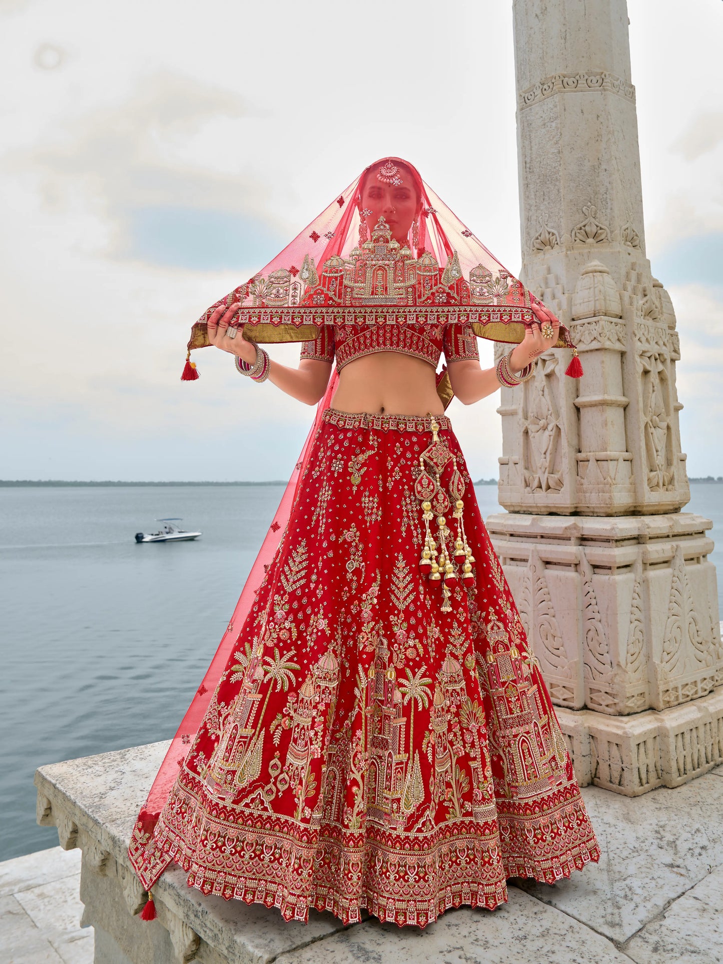 Eleganter rosa-grauer Braut-Lehenga mit Zarkan-Stickerei und Pailletten