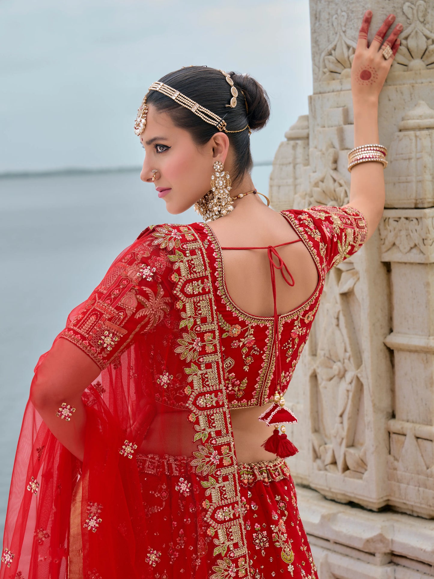 Eleganter rosa-grauer Braut-Lehenga mit Zarkan-Stickerei und Pailletten