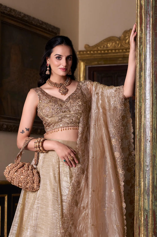 Dunkelbeige besticktes Lehenga Choli mit Pailletten und Faden in Crush-Effektfarbe