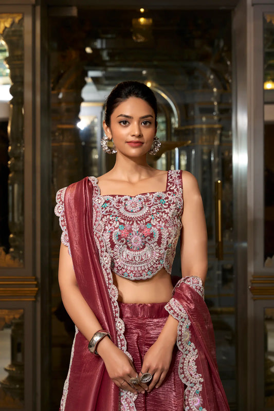 Lehenga Choli en crush marron clair avec broderie en sequins et fil COLLECTION AYRA