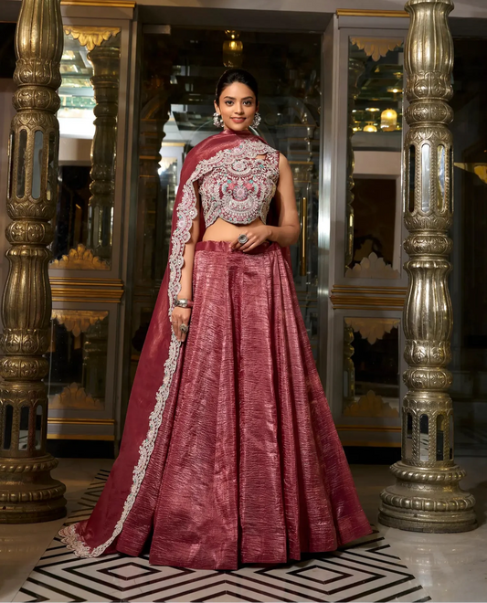 Lehenga Choli en crush marron clair avec broderie en sequins et fil COLLECTION AYRA