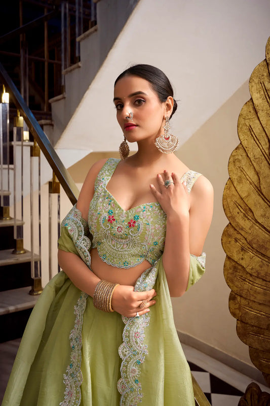 Lehenga Choli en vert clair Gold Crush avec broderie en sequins et fil COLLECTION AYRA