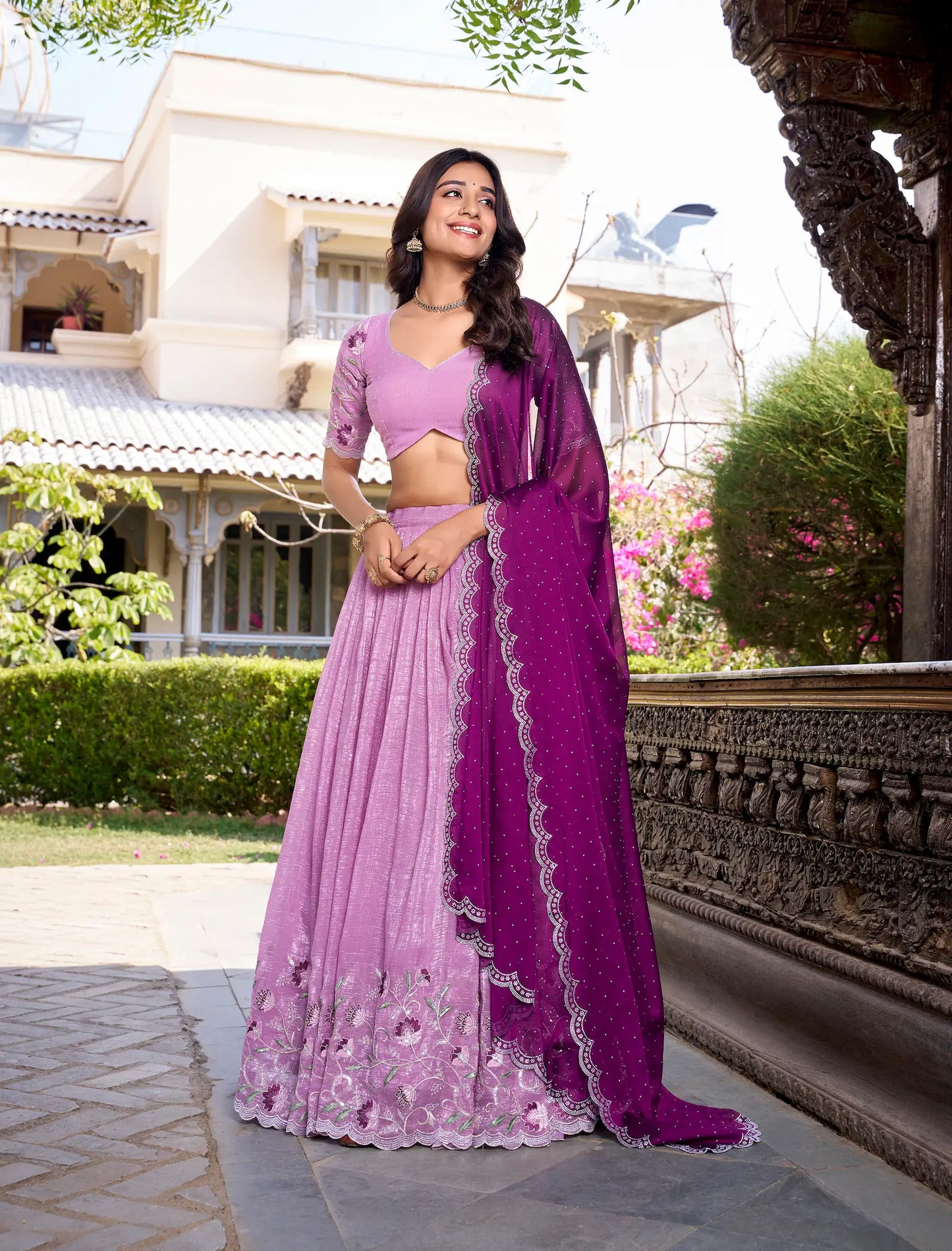 Lavendelvioletter Lehenga Choli aus glänzender Seide mit Pailletten- und Fadenstickerei, verziert mit Hotfix-Finish, AANCHAL COLLECTION