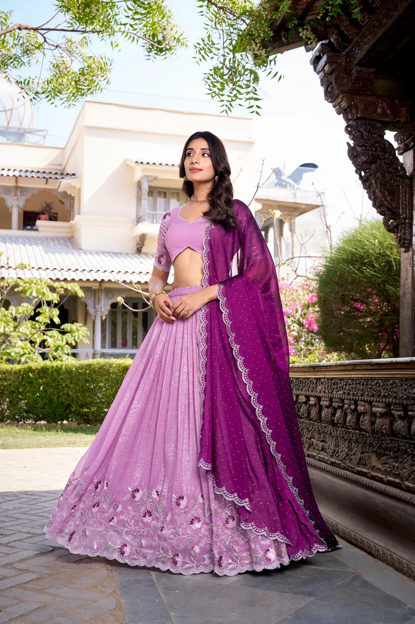 Lavendelvioletter Lehenga Choli aus glänzender Seide mit Pailletten- und Fadenstickerei, verziert mit Hotfix-Finish, AANCHAL COLLECTION