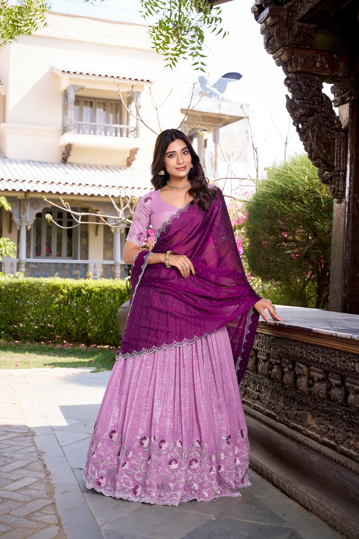 Lavendelvioletter Lehenga Choli aus glänzender Seide mit Pailletten- und Fadenstickerei, verziert mit Hotfix-Finish, AANCHAL COLLECTION