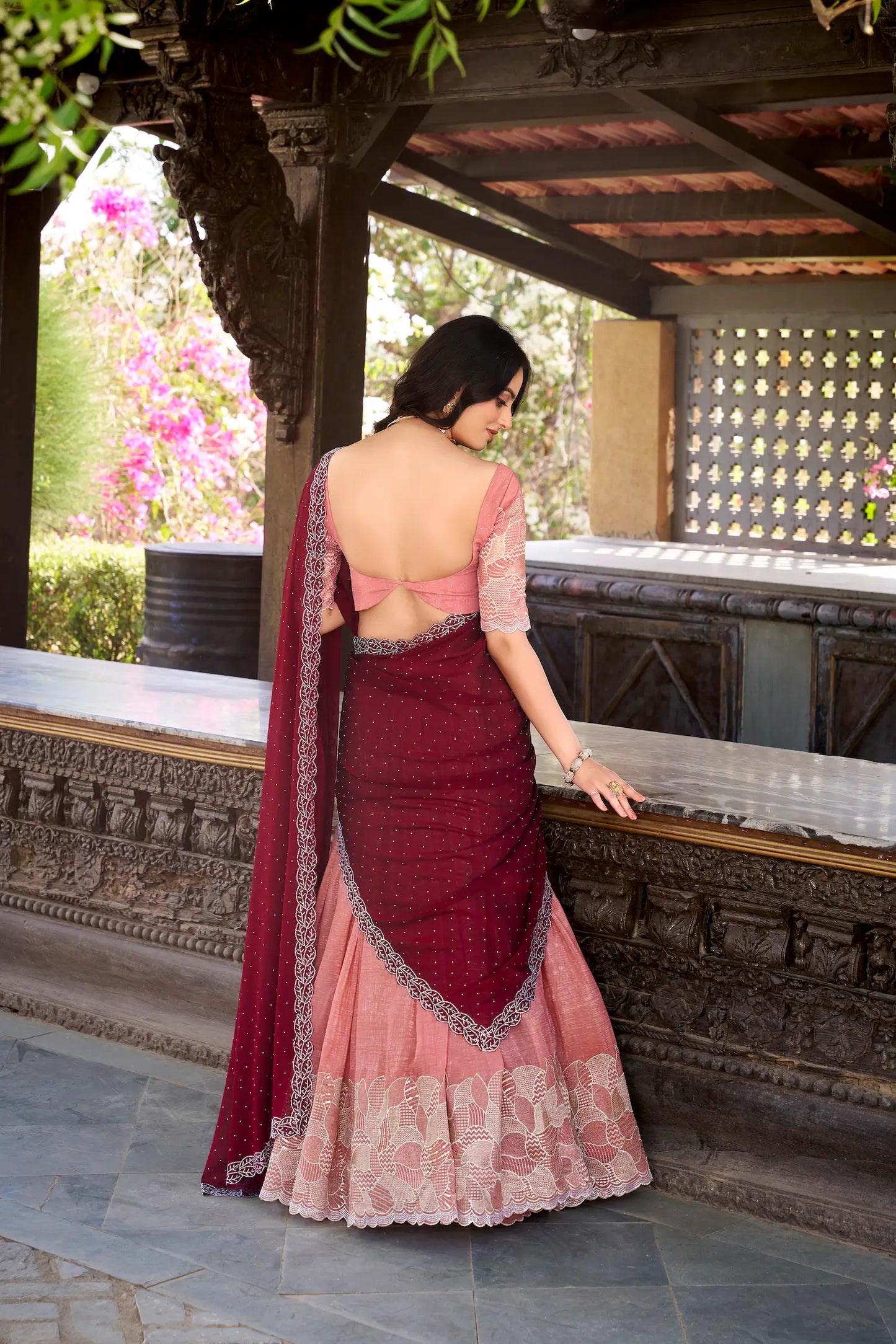 Pfirsichrosa glänzende Seiden-Lehenga-Choli mit Fadenstickerei und Pailletten mit Hotfix-Veredelung, AANCHAL COLLECTION