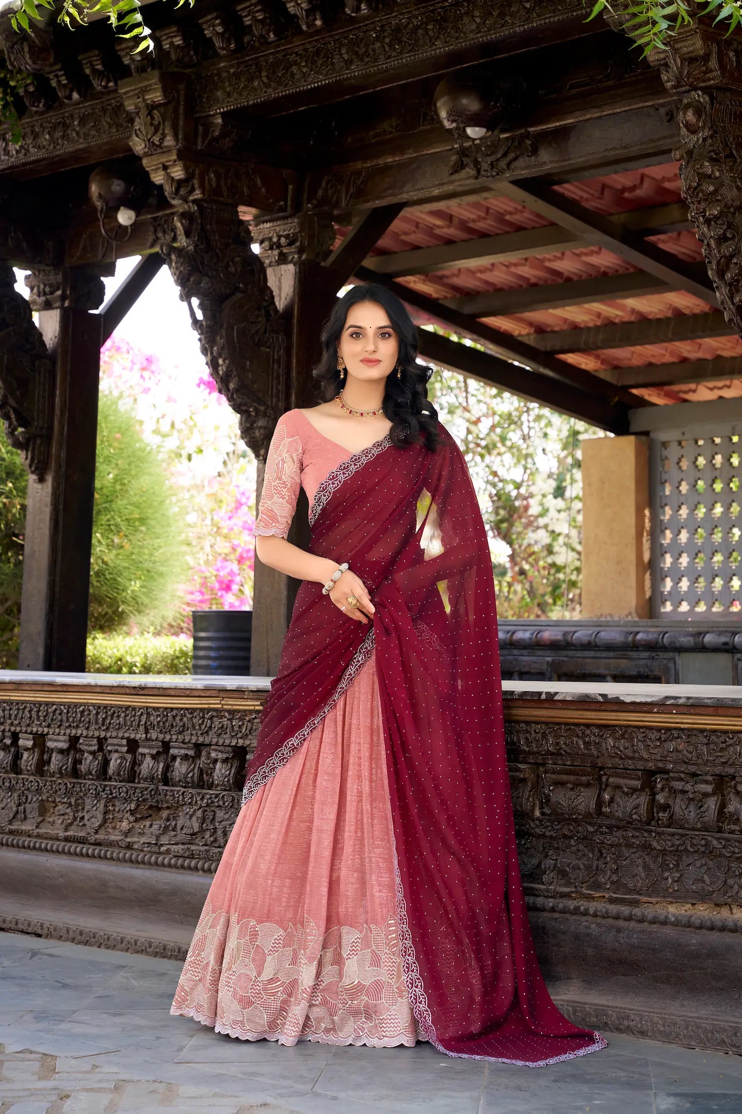 Pfirsichrosa glänzende Seiden-Lehenga-Choli mit Fadenstickerei und Pailletten mit Hotfix-Veredelung, AANCHAL COLLECTION
