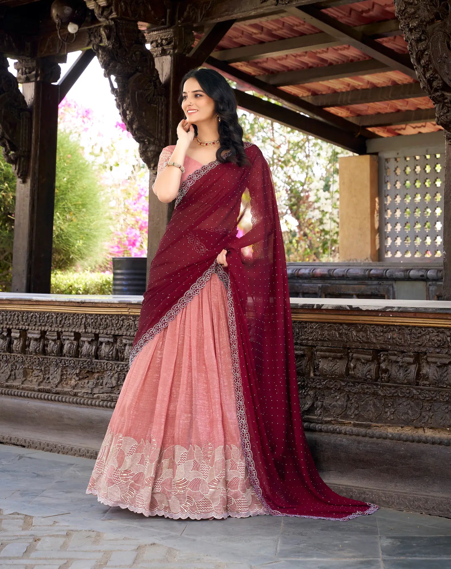 Pfirsichrosa glänzende Seiden-Lehenga-Choli mit Fadenstickerei und Pailletten mit Hotfix-Veredelung, AANCHAL COLLECTION