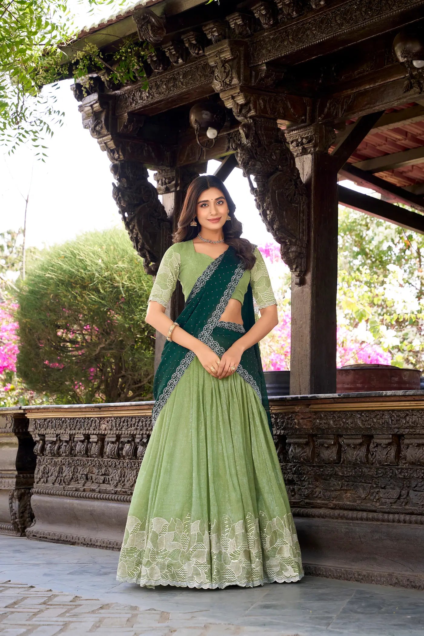 Pistaziengrüner Lehenga Choli aus glänzender Seide mit Pailletten- und Fadenstickerei und Hotfix-Veredelung, AANCHAL COLLECTION