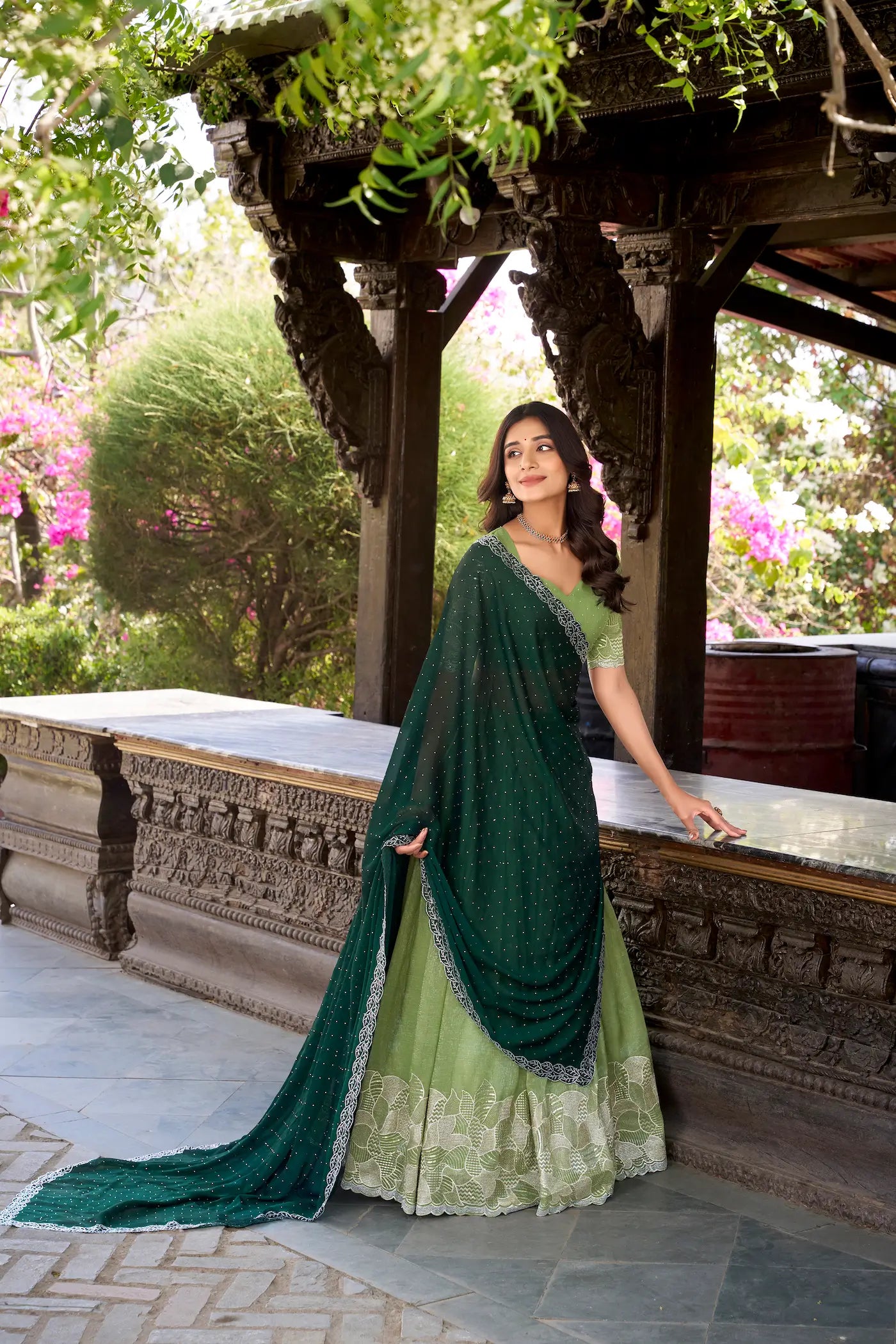 Pistaziengrüner Lehenga Choli aus glänzender Seide mit Pailletten- und Fadenstickerei und Hotfix-Veredelung, AANCHAL COLLECTION