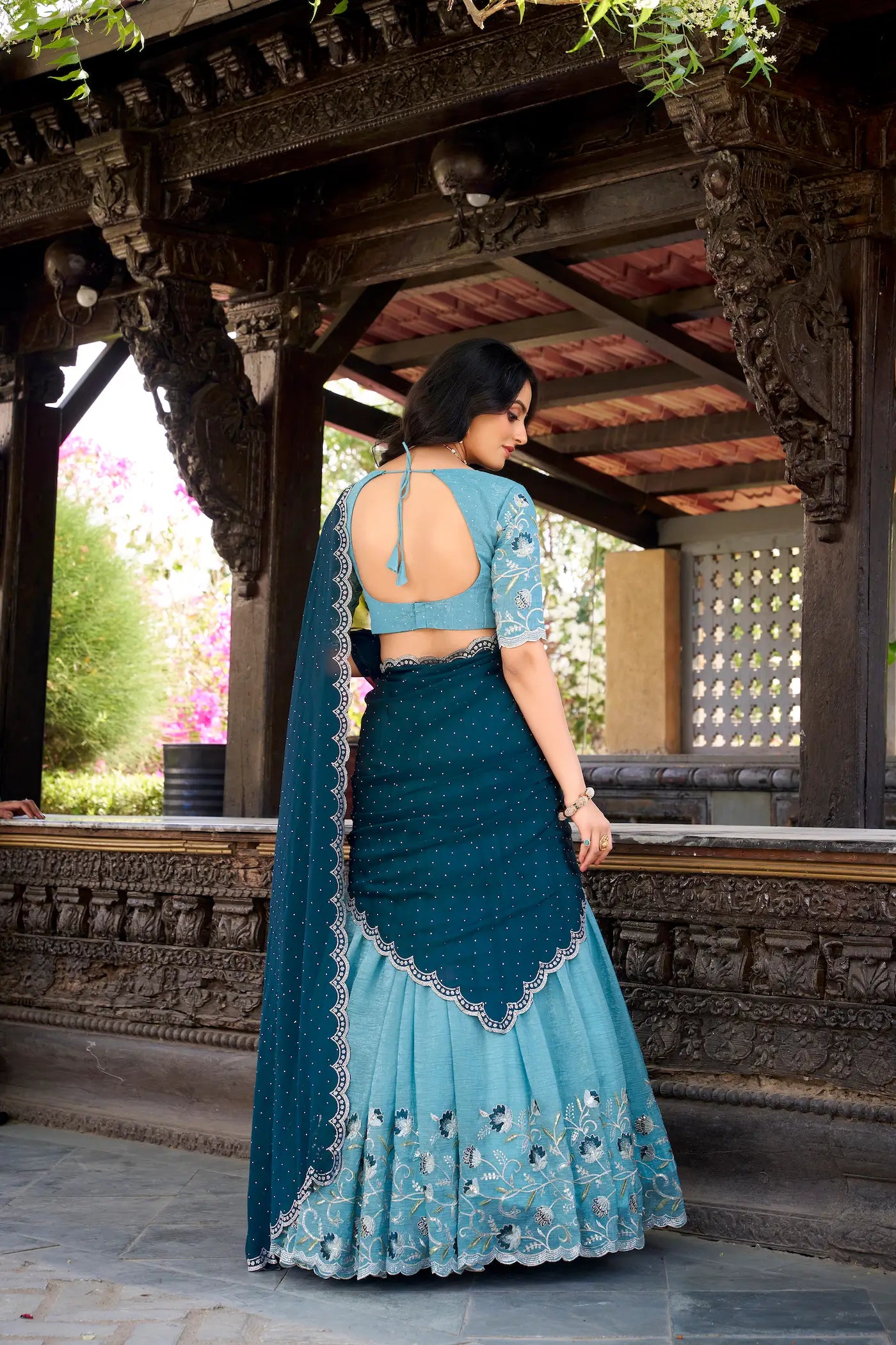 Ozeanblauer Lehenga Choli aus glänzender Seide, verziert mit Pailletten und Fadenstickerei mit Hotfix-Finish, AANCHAL COLLECTION