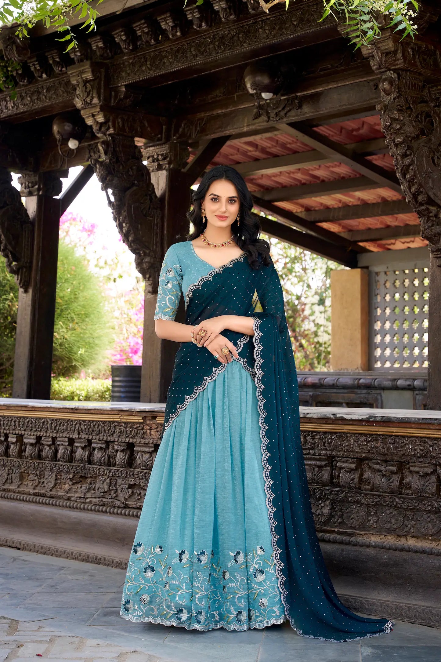 Ozeanblauer Lehenga Choli aus glänzender Seide, verziert mit Pailletten und Fadenstickerei mit Hotfix-Finish, AANCHAL COLLECTION