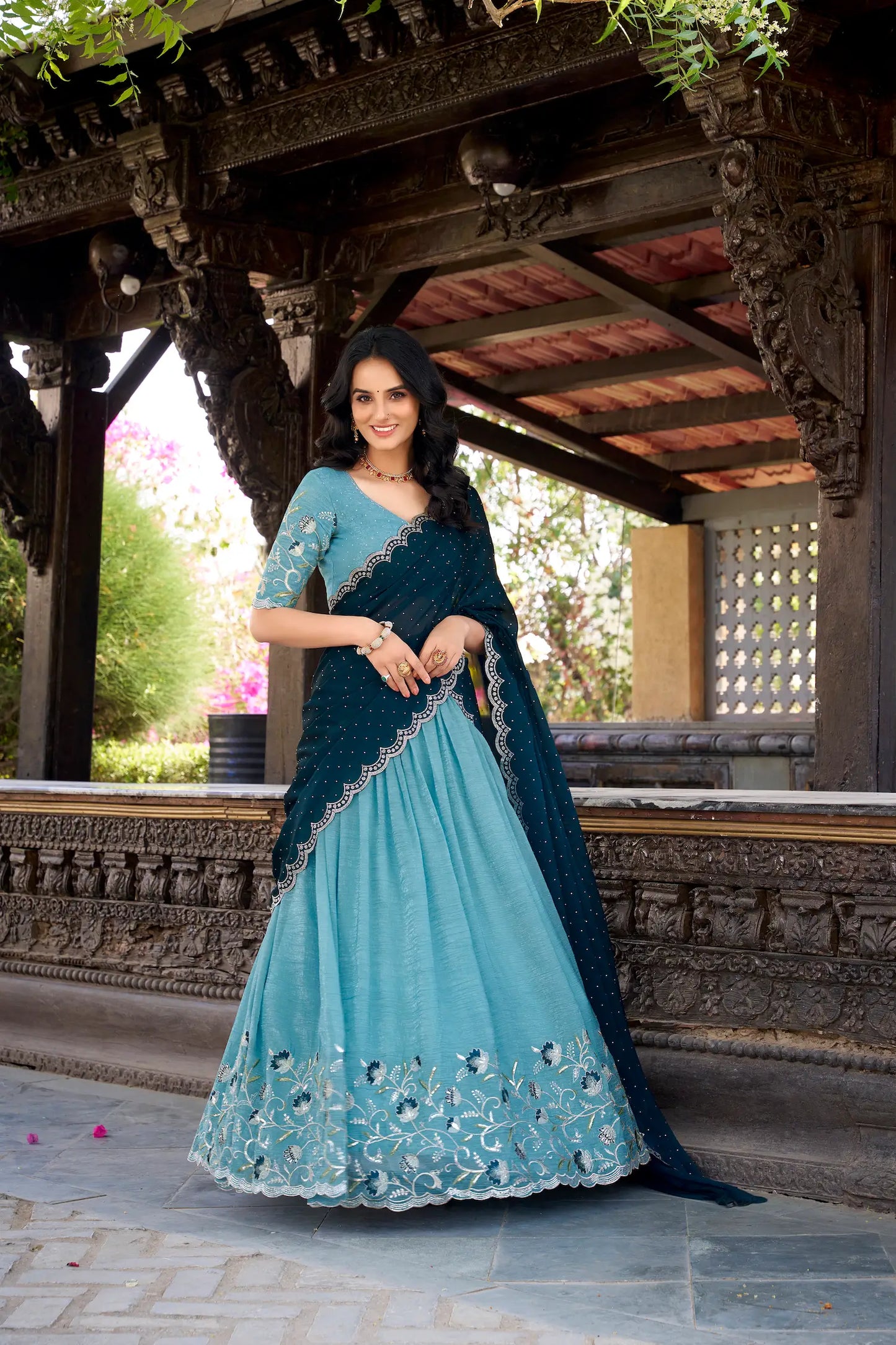 Ozeanblauer Lehenga Choli aus glänzender Seide, verziert mit Pailletten und Fadenstickerei mit Hotfix-Finish, AANCHAL COLLECTION
