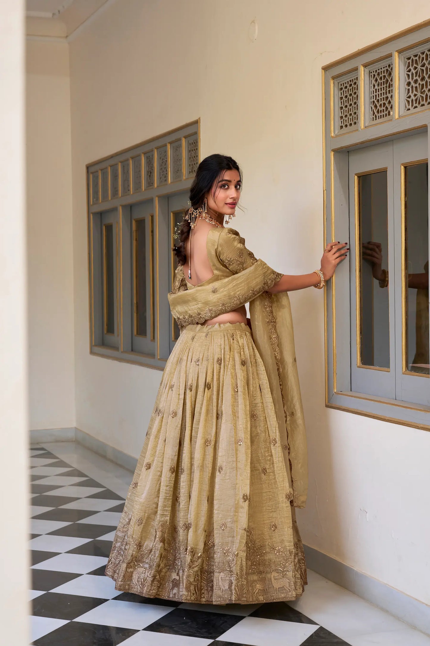Lehenga Choli en Blanc écru Crush avec broderie à sequins