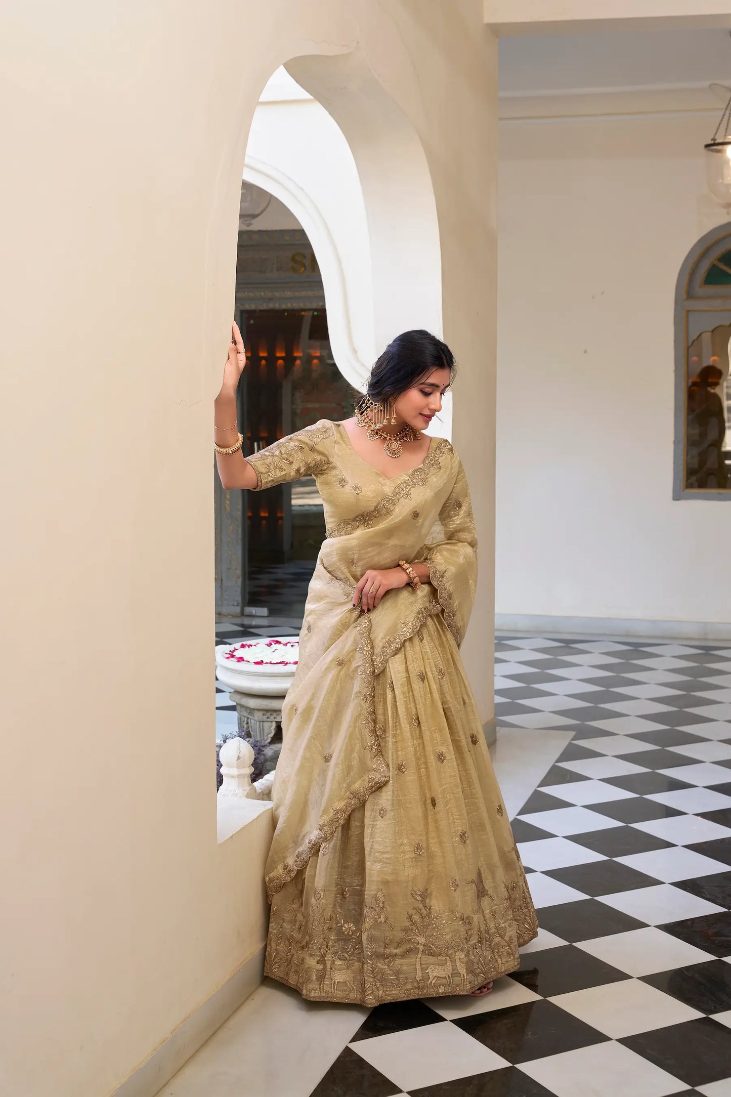 Lehenga Choli en Blanc écru Crush avec broderie à sequins