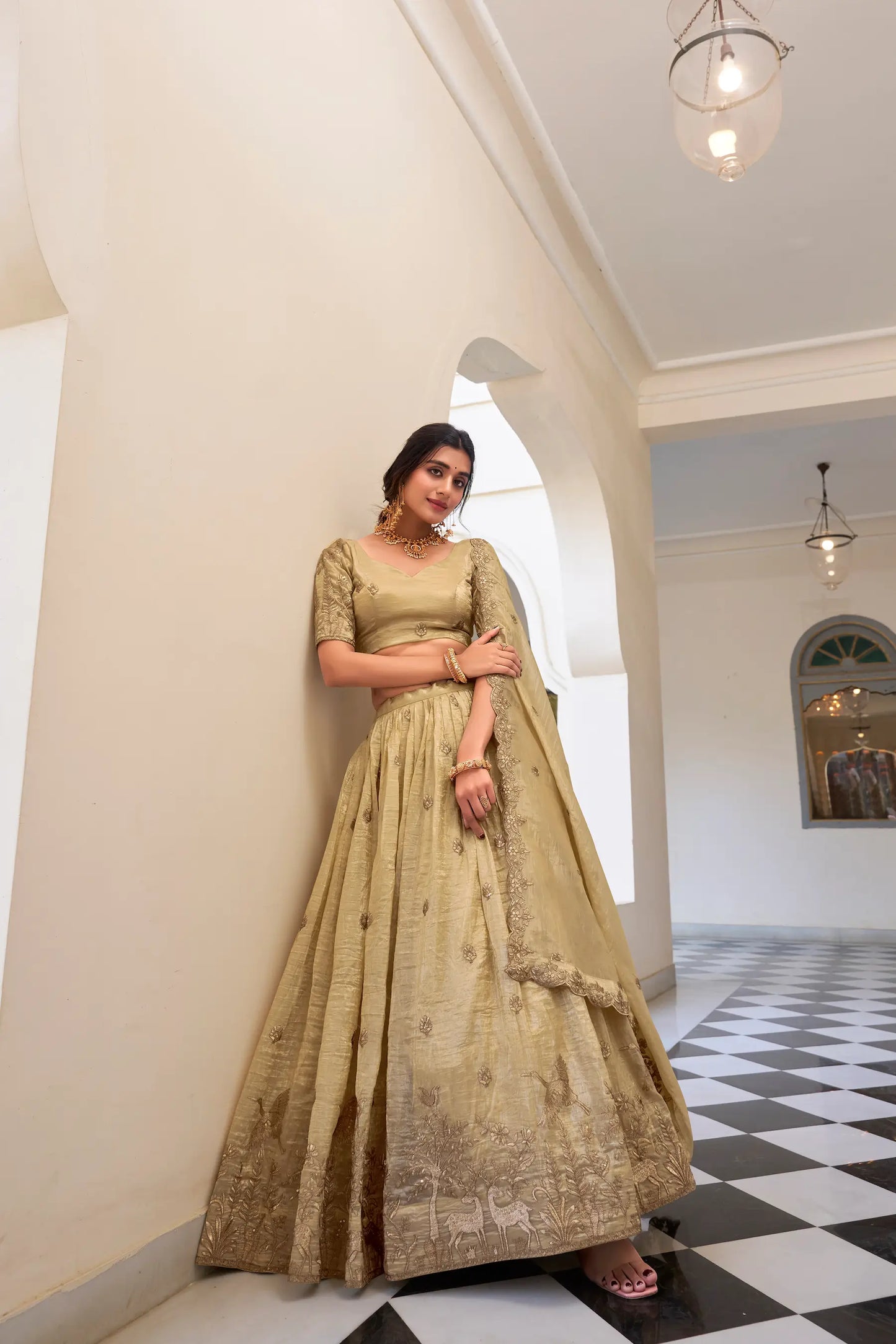 Lehenga Choli en Blanc écru Crush avec broderie à sequins