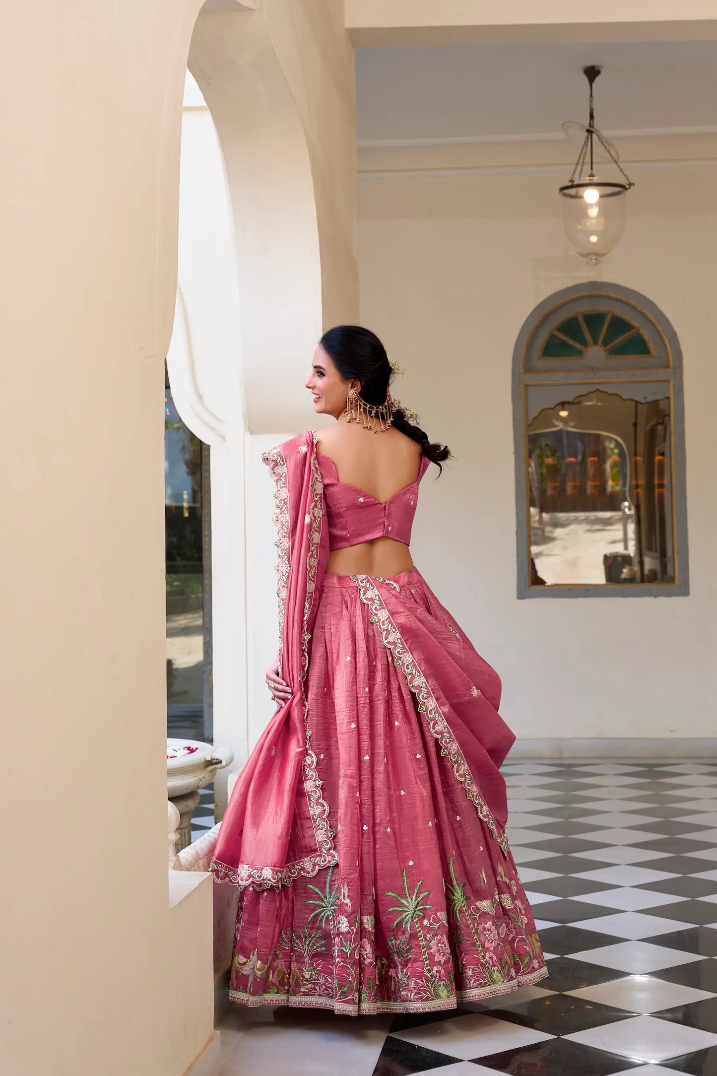 Lehenga Choli en Pink Crush avec broderie à sequins