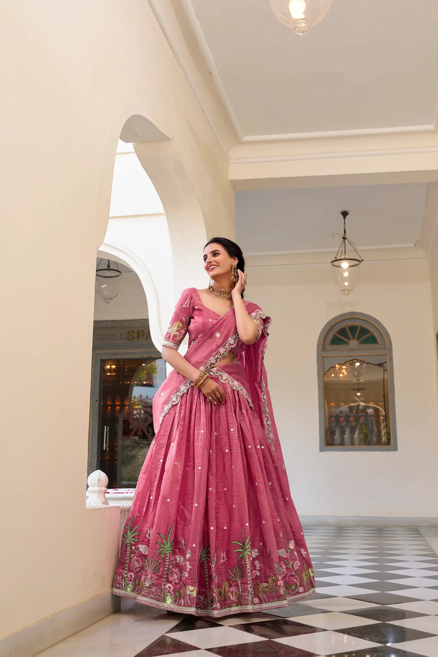 Lehenga Choli en Pink Crush avec broderie à sequins