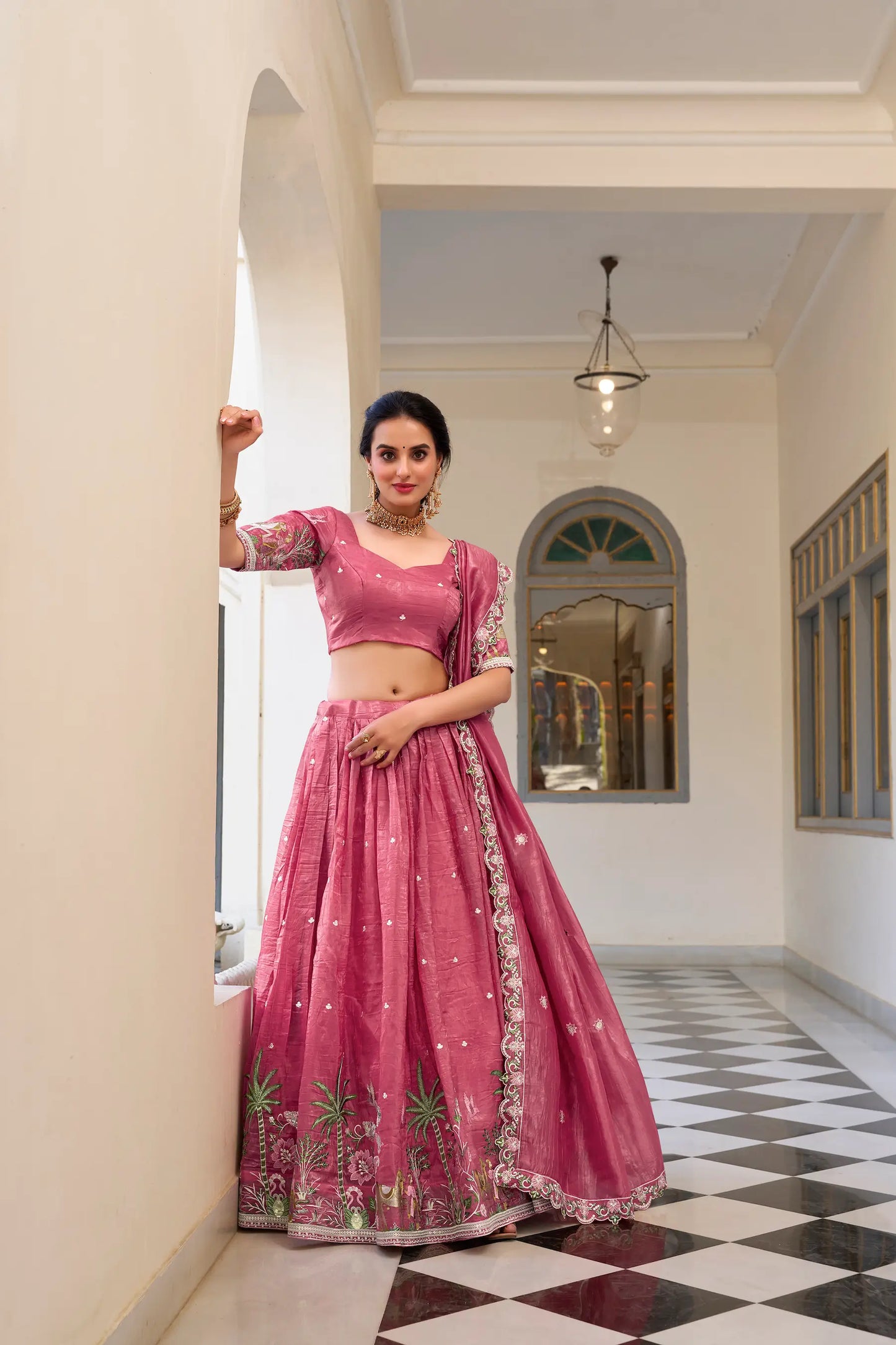 Lehenga Choli en Pink Crush avec broderie à sequins