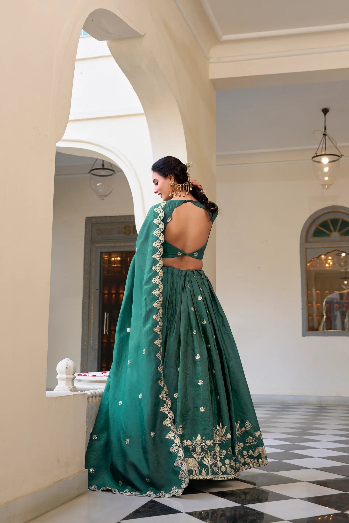 Entenblaues Lehenga Choli mit Paillettenstickerei