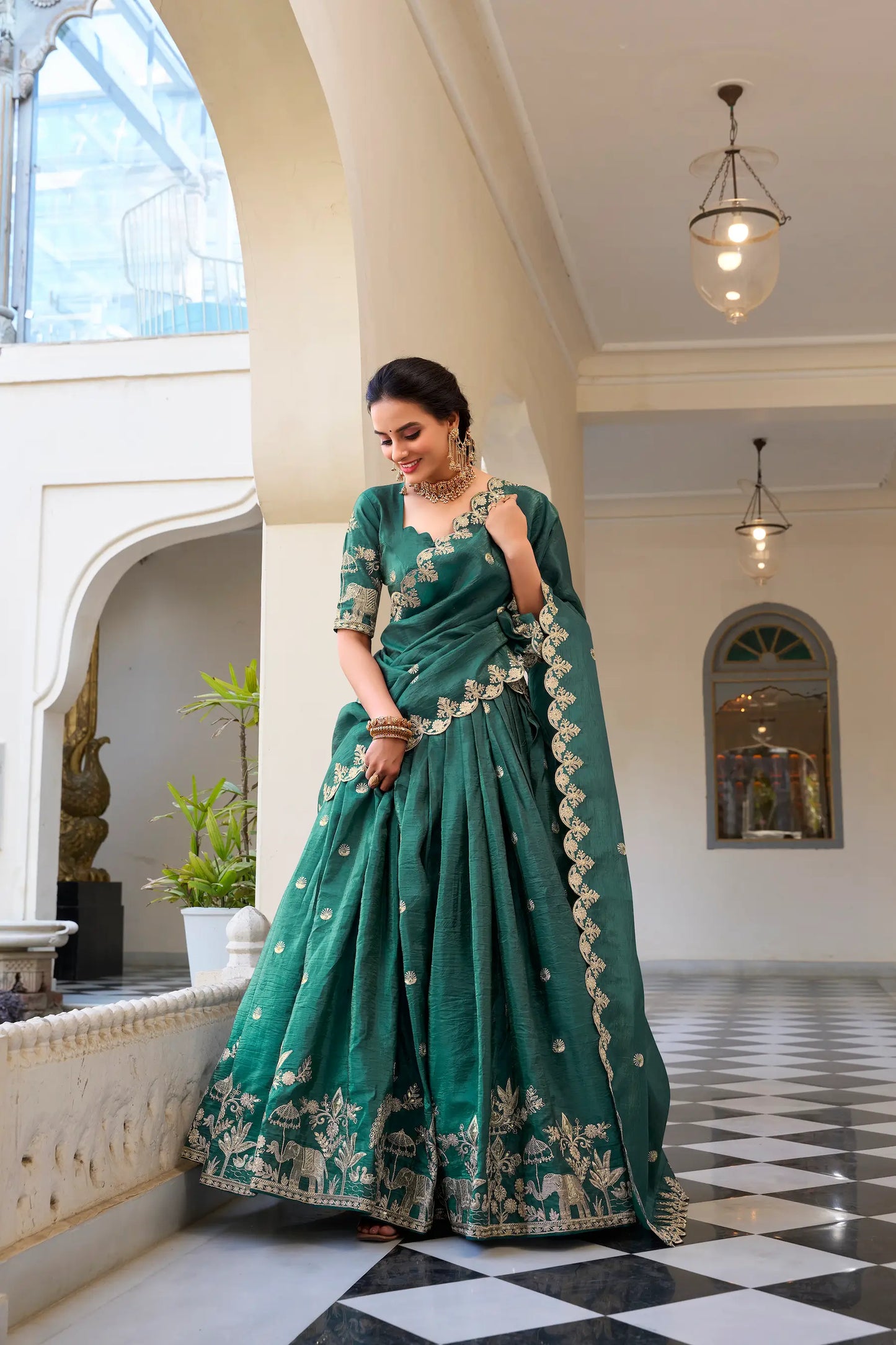 Entenblaues Lehenga Choli mit Paillettenstickerei