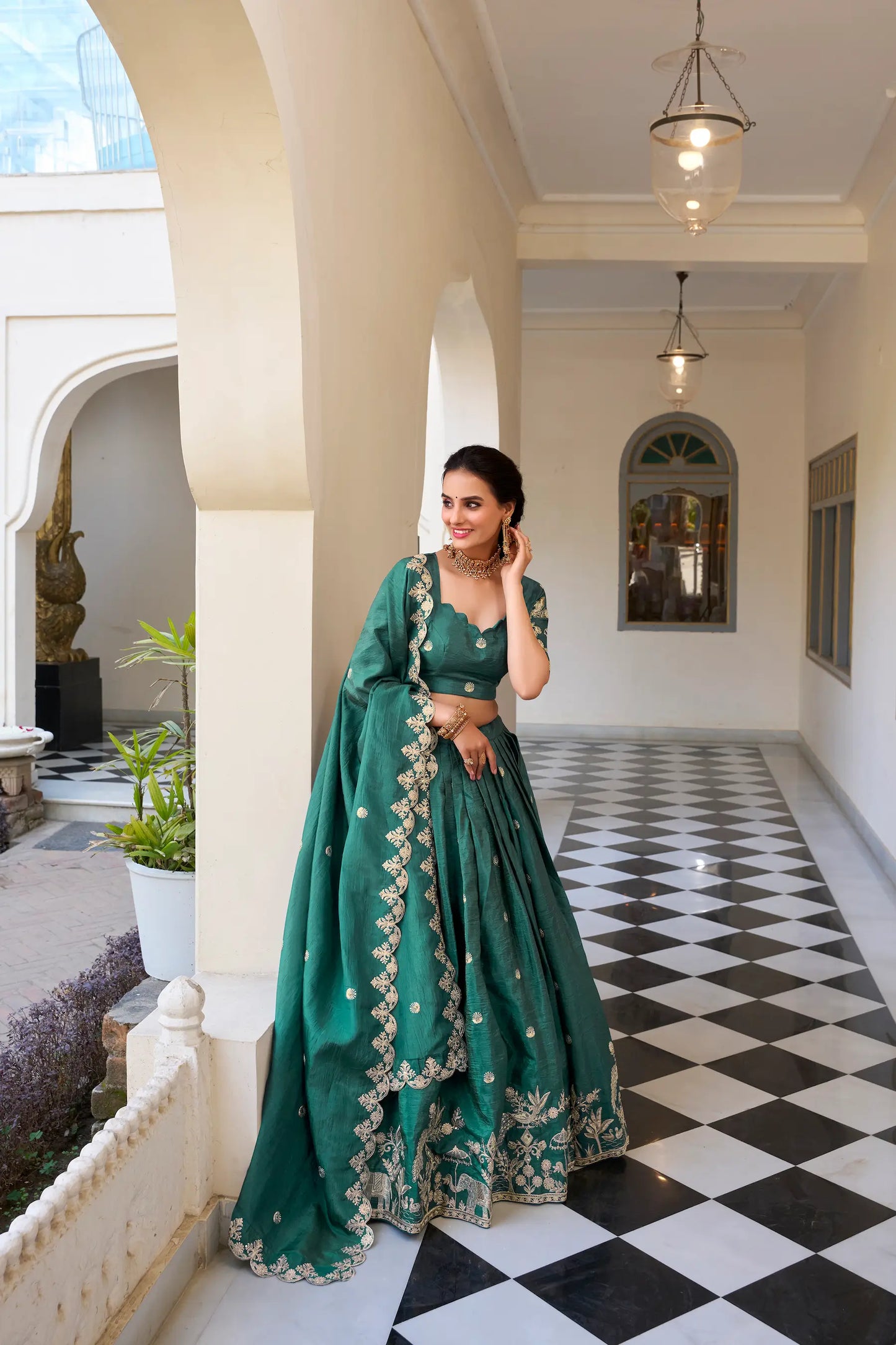 Entenblaues Lehenga Choli mit Paillettenstickerei