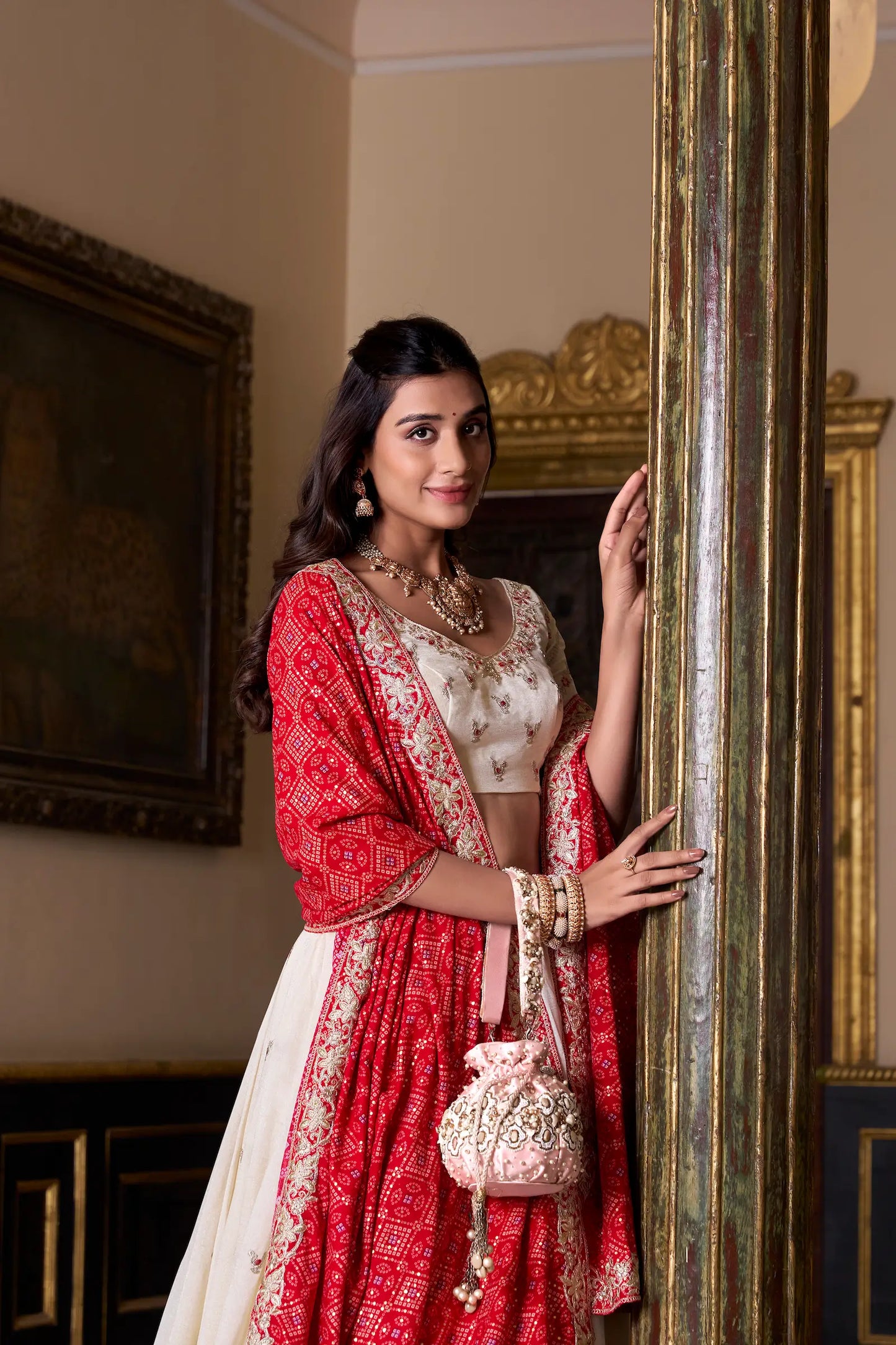 Ensemble Lehenga Choli en Soie Vichitra Blanc Ivoire avec Broderie et Dupatta Bandhej Rouge