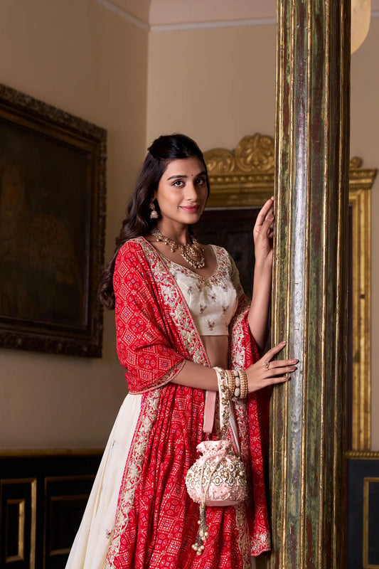 Ensemble Lehenga Choli en Soie Vichitra Blanc Ivoire avec Broderie et Dupatta Bandhej Rouge