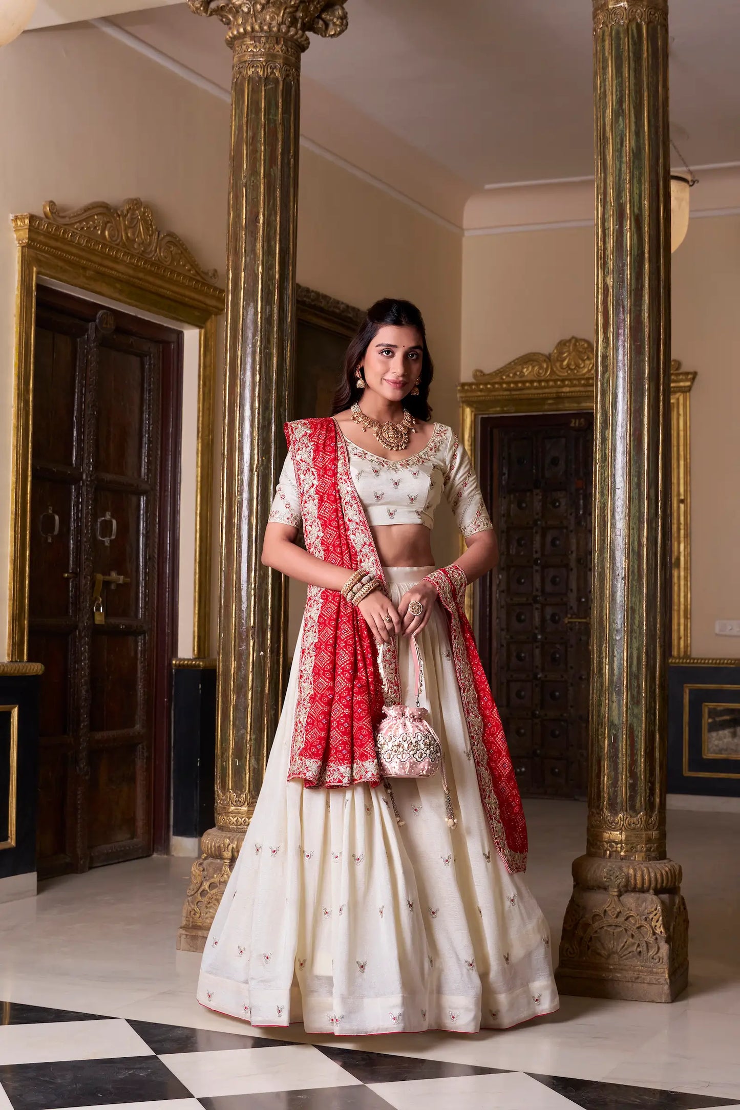Ensemble Lehenga Choli en Soie Vichitra Blanc Ivoire avec Broderie et Dupatta Bandhej Rouge