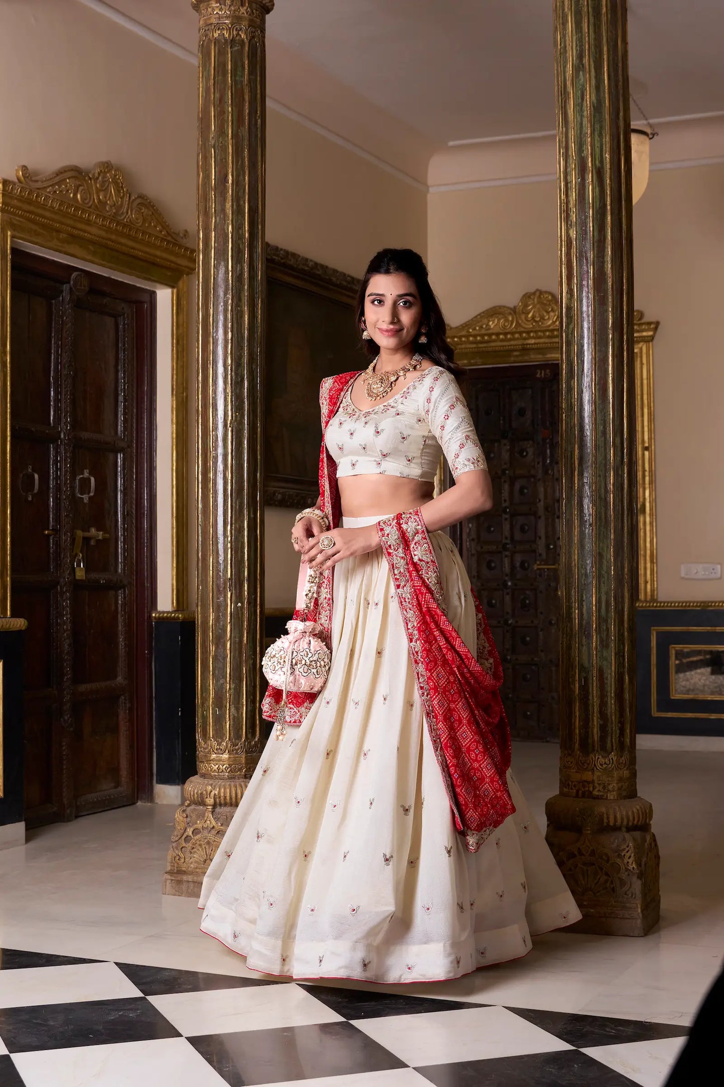 Ensemble Lehenga Choli en Soie Vichitra Blanc Ivoire avec Broderie et Dupatta Bandhej Rouge
