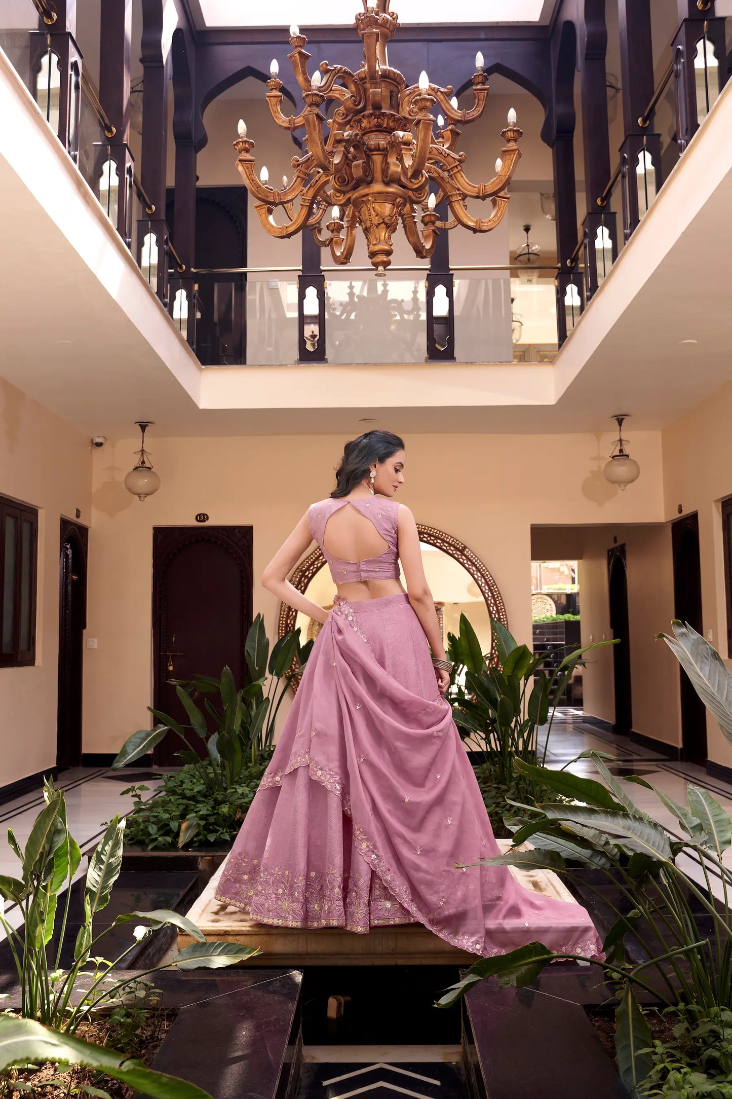 Rosa Crush Silk Lehenga Choli mit Perlen, Kordel, Pailletten und Fadenstickerei