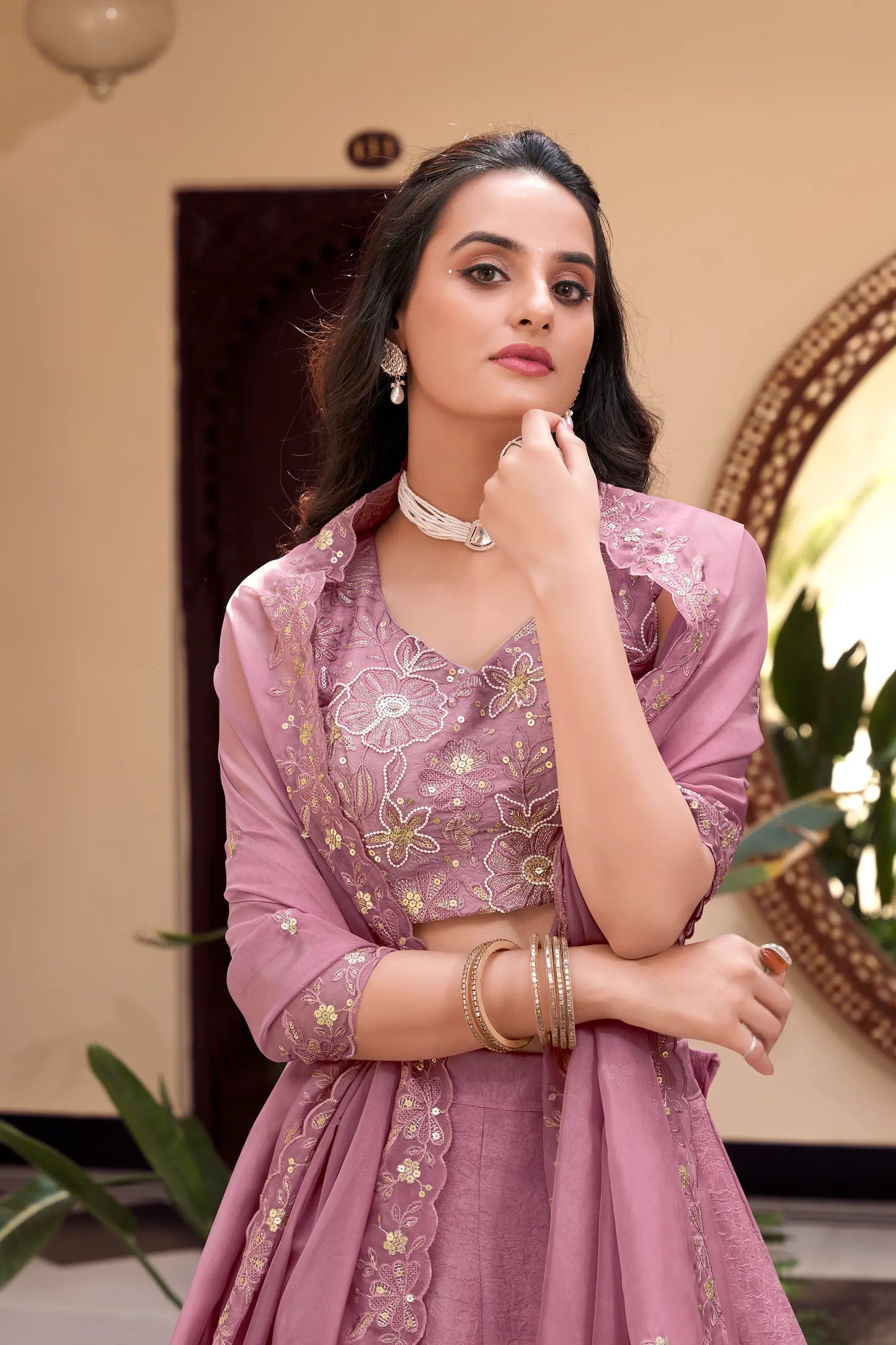 Rosa Crush Silk Lehenga Choli mit Perlen, Kordel, Pailletten und Fadenstickerei