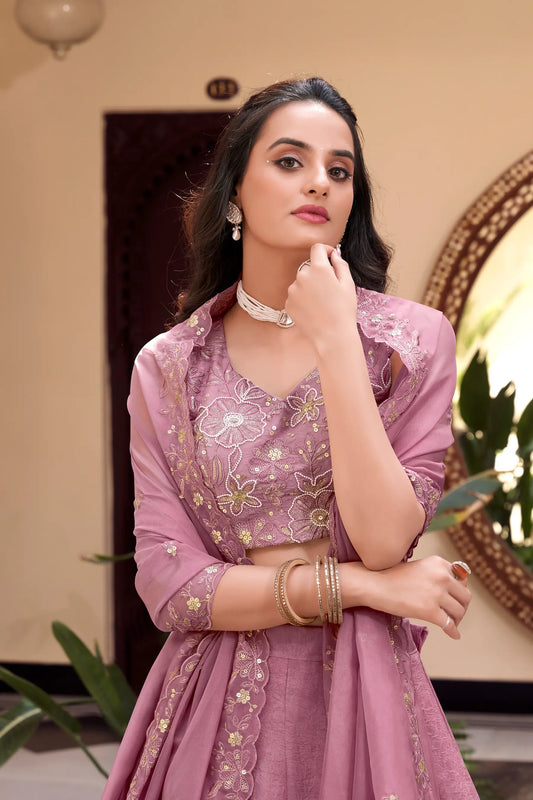 Lehenga Choli en soie Crush rose avec perles, broderies en cordon, sequins et fils COLLECTION JASMEEN