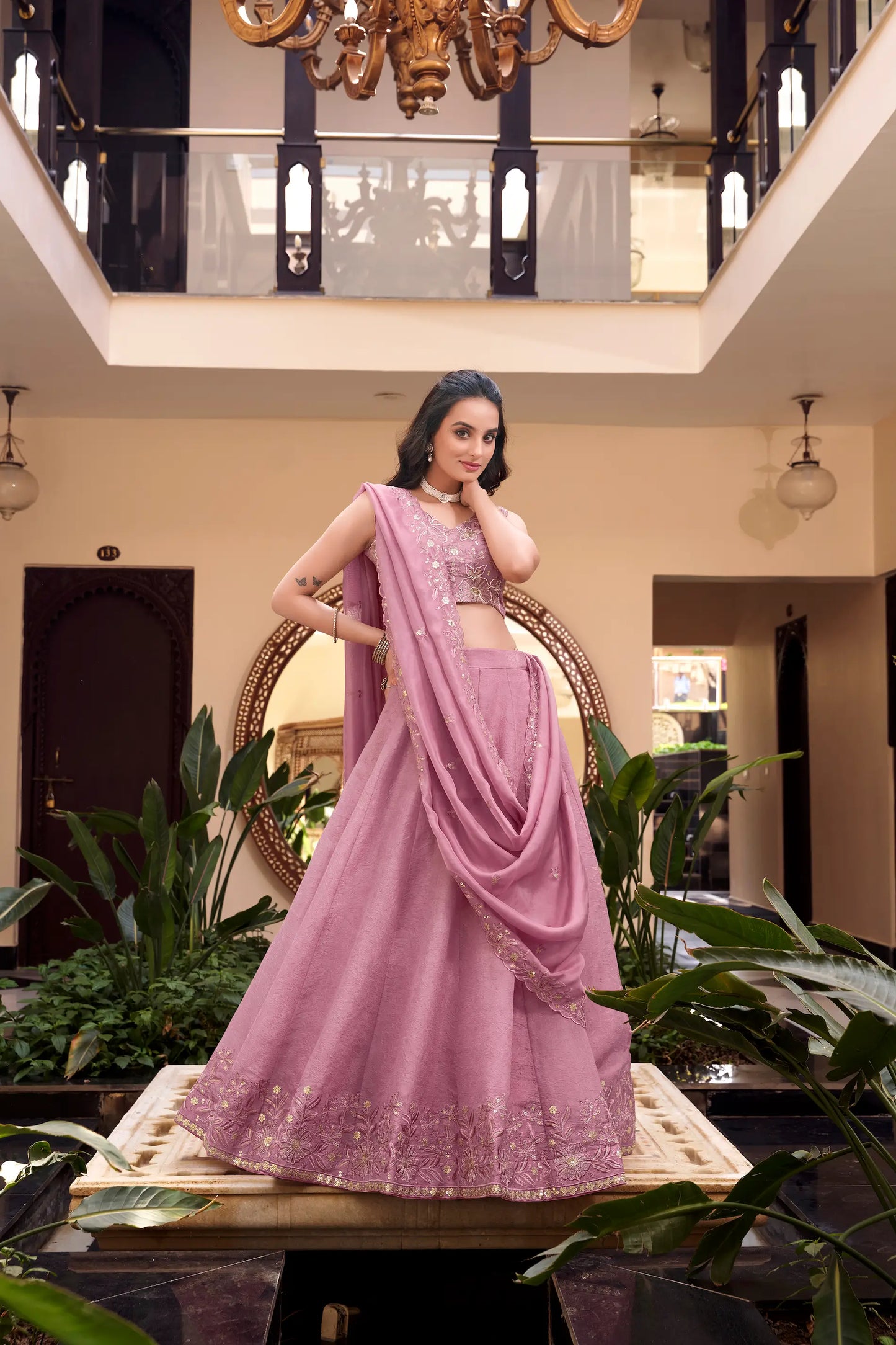 Rosa Crush Silk Lehenga Choli mit Perlen, Kordel, Pailletten und Fadenstickerei