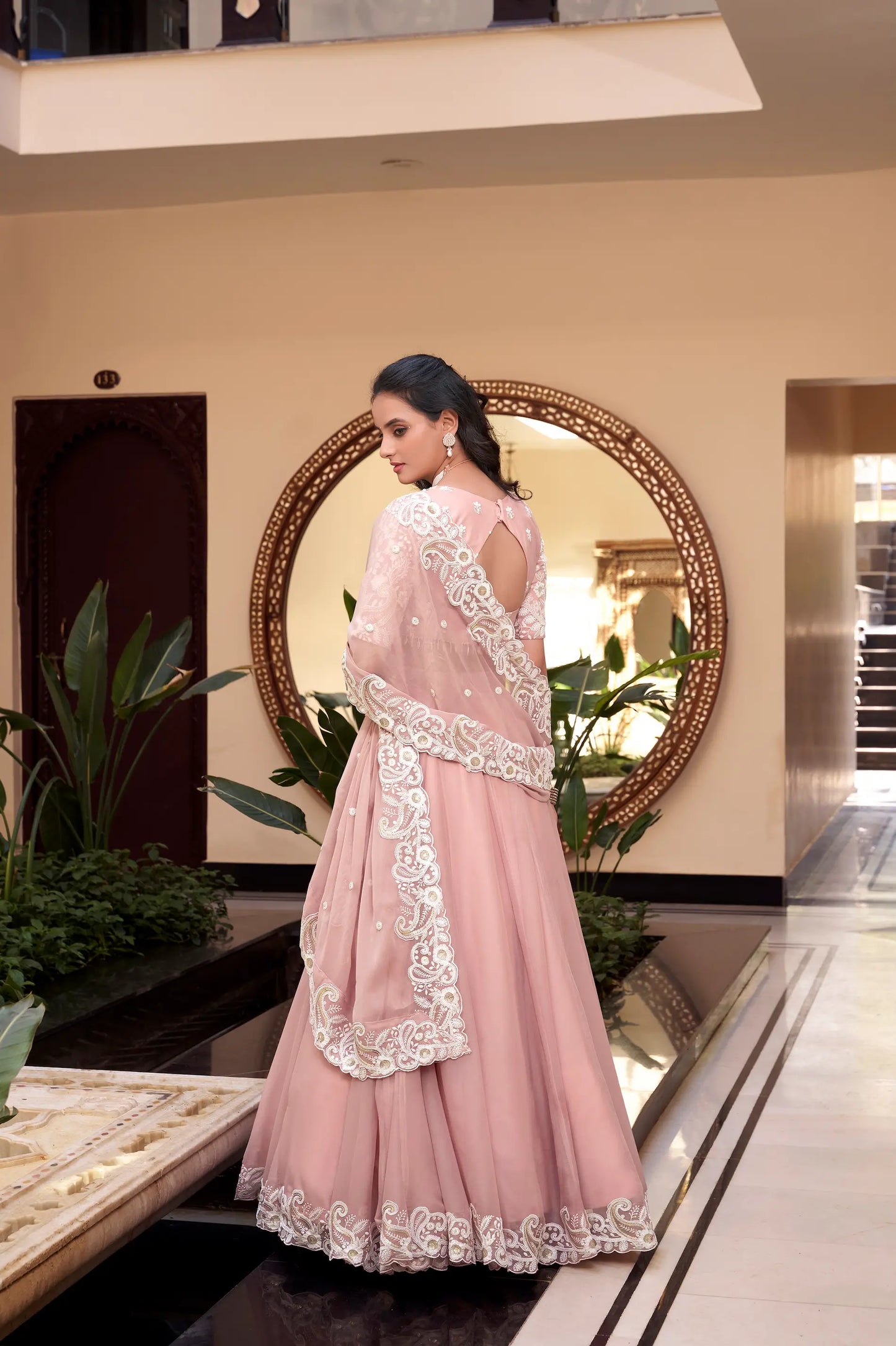 Weone – Pastellrosa Lehenga-Choli-Set aus Seide mit Perlen-, Pailletten- und Fadenstickerei