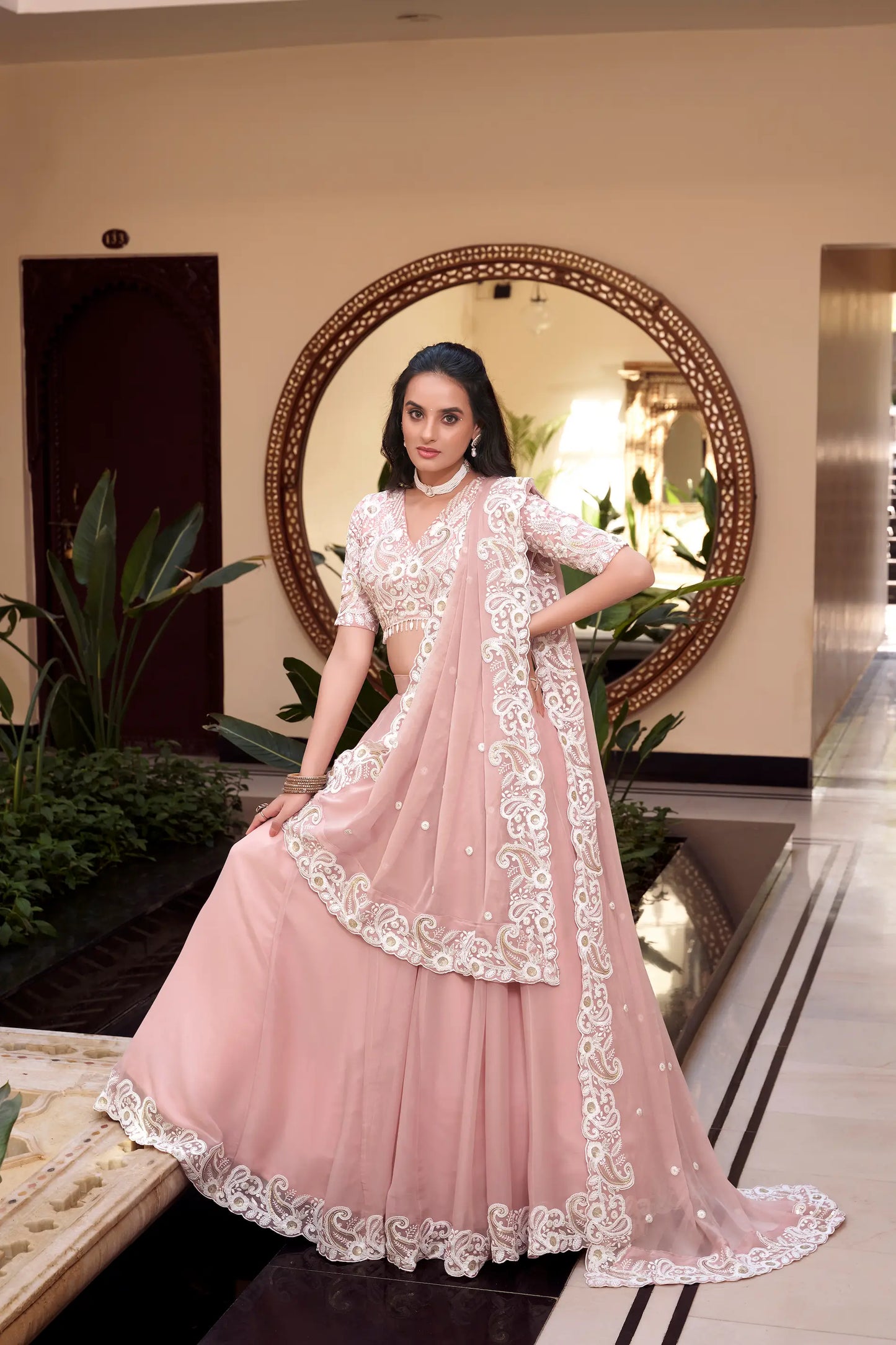 Weone – Pastellrosa Lehenga-Choli-Set aus Seide mit Perlen-, Pailletten- und Fadenstickerei