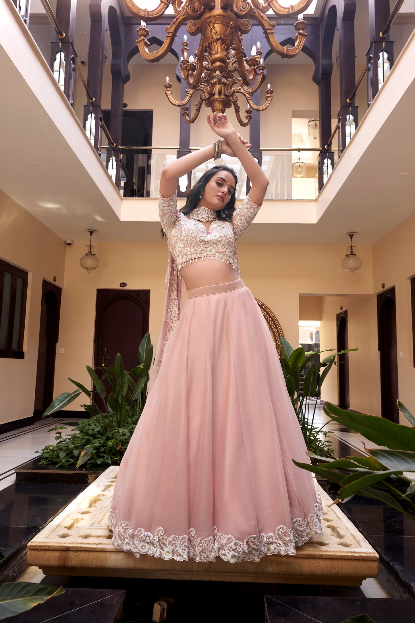 Weone – Pastellrosa Lehenga-Choli-Set aus Seide mit Perlen-, Pailletten- und Fadenstickerei