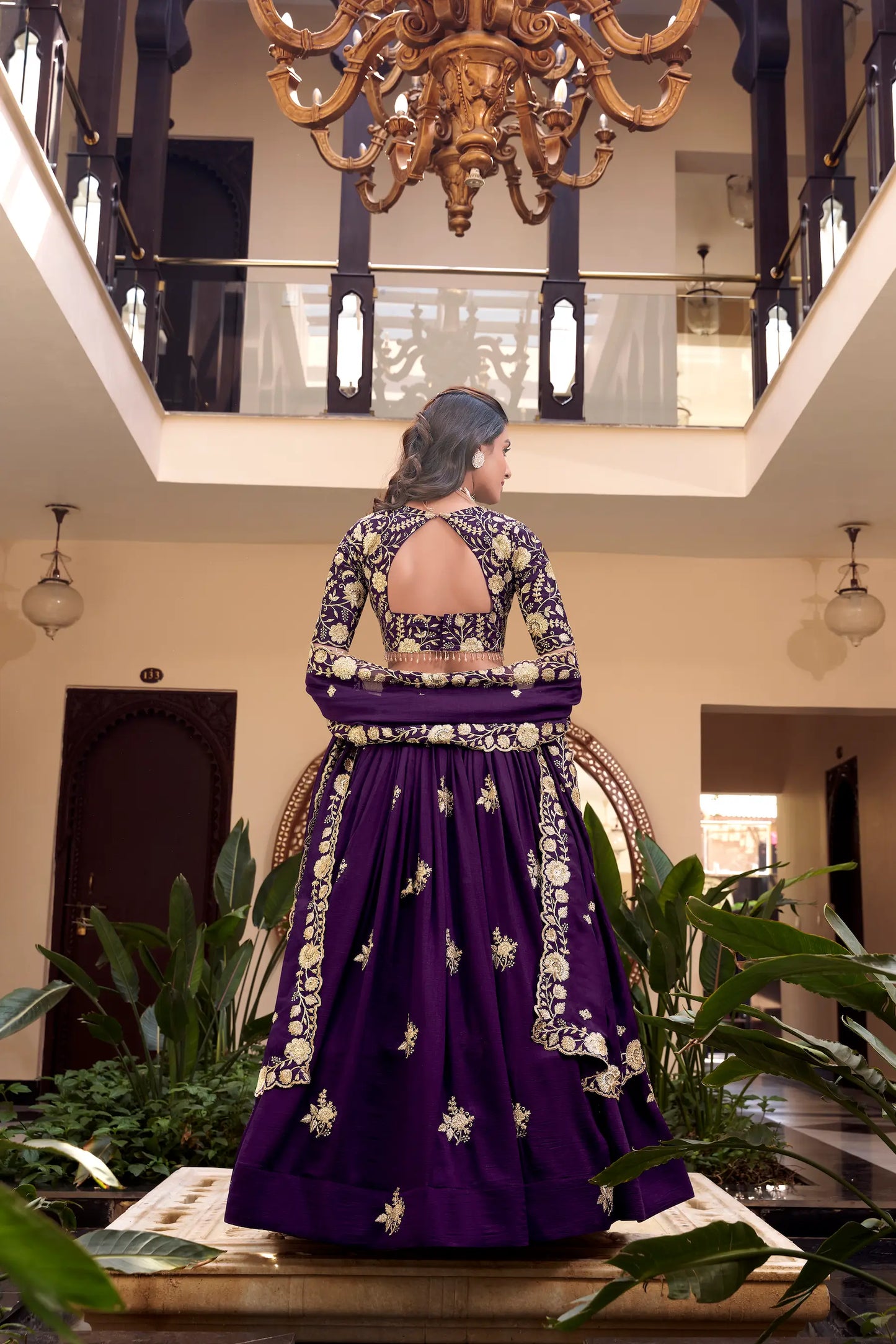 Lilafarbenes Vichitra-Seiden-Lehenga-Choli-Set mit Perlen-, Pailletten- und Fadenstickerei
