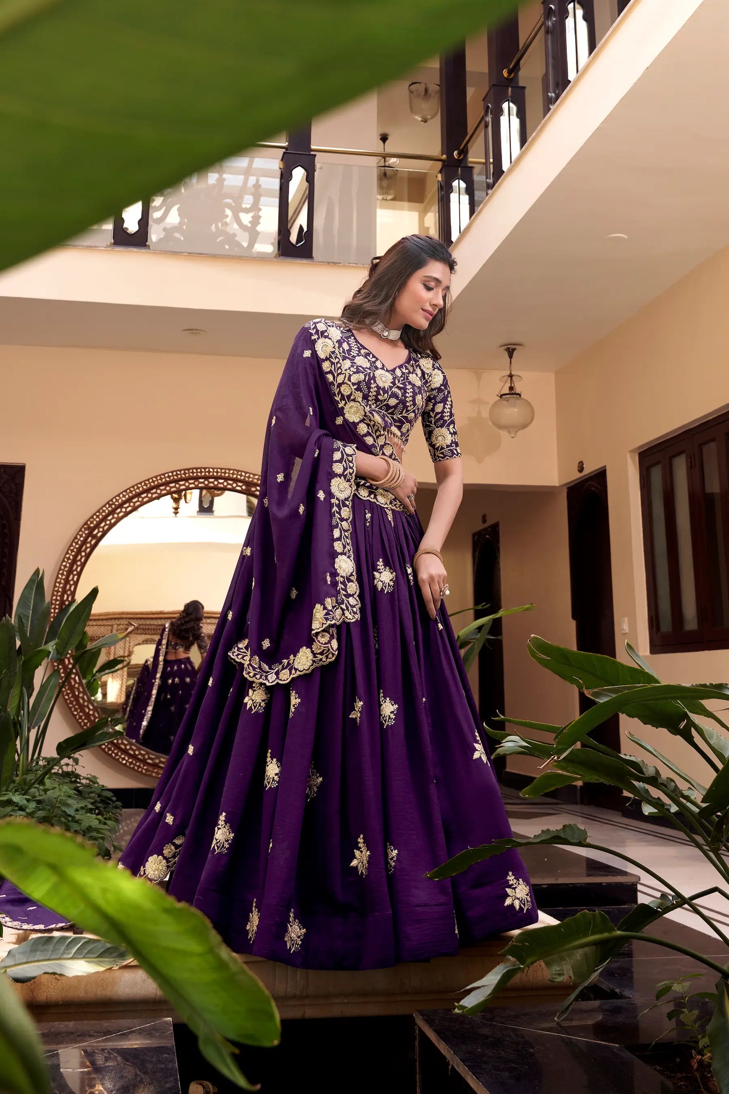 Lilafarbenes Vichitra-Seiden-Lehenga-Choli-Set mit Perlen-, Pailletten- und Fadenstickerei