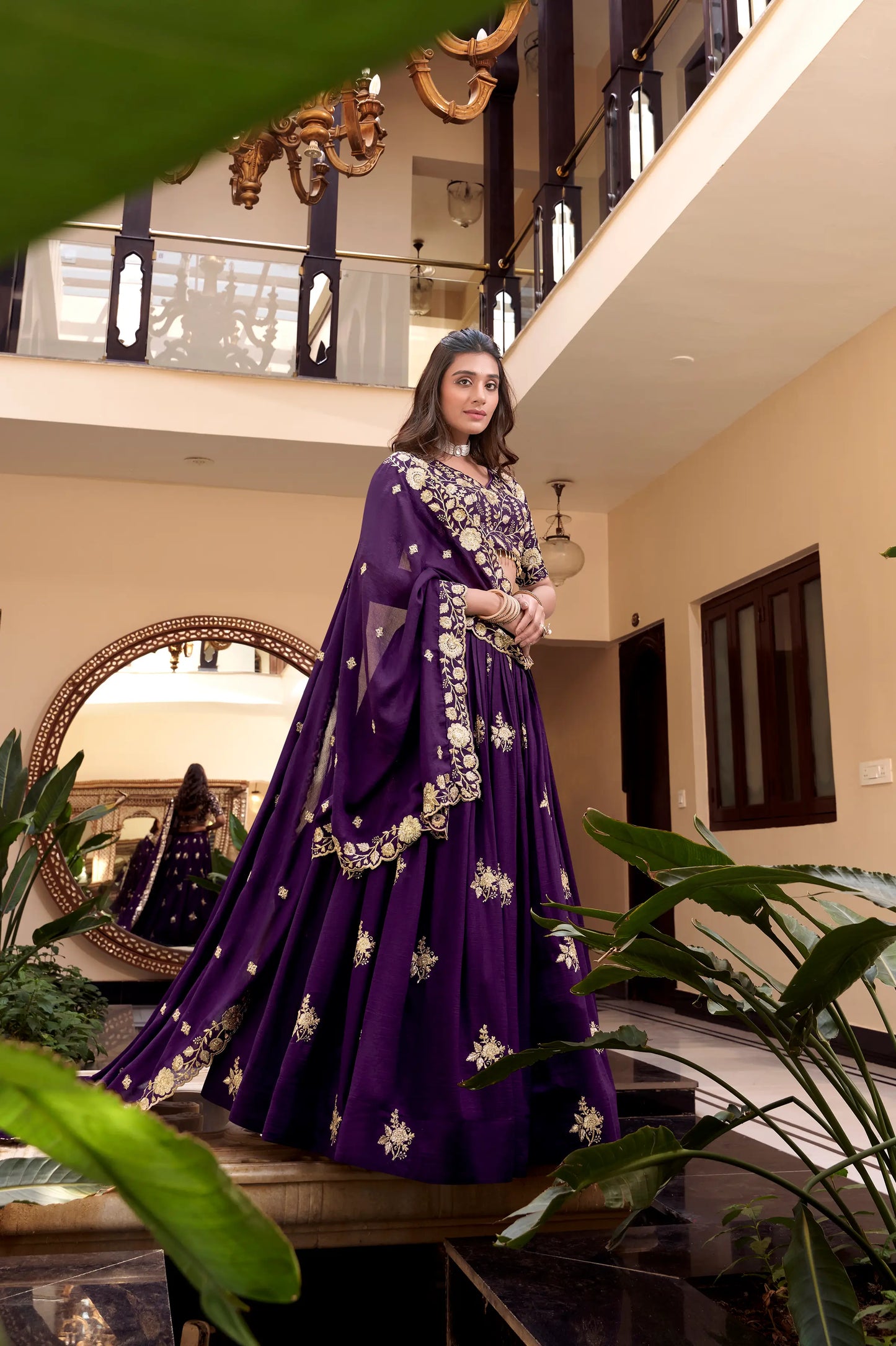 Lilafarbenes Vichitra-Seiden-Lehenga-Choli-Set mit Perlen-, Pailletten- und Fadenstickerei
