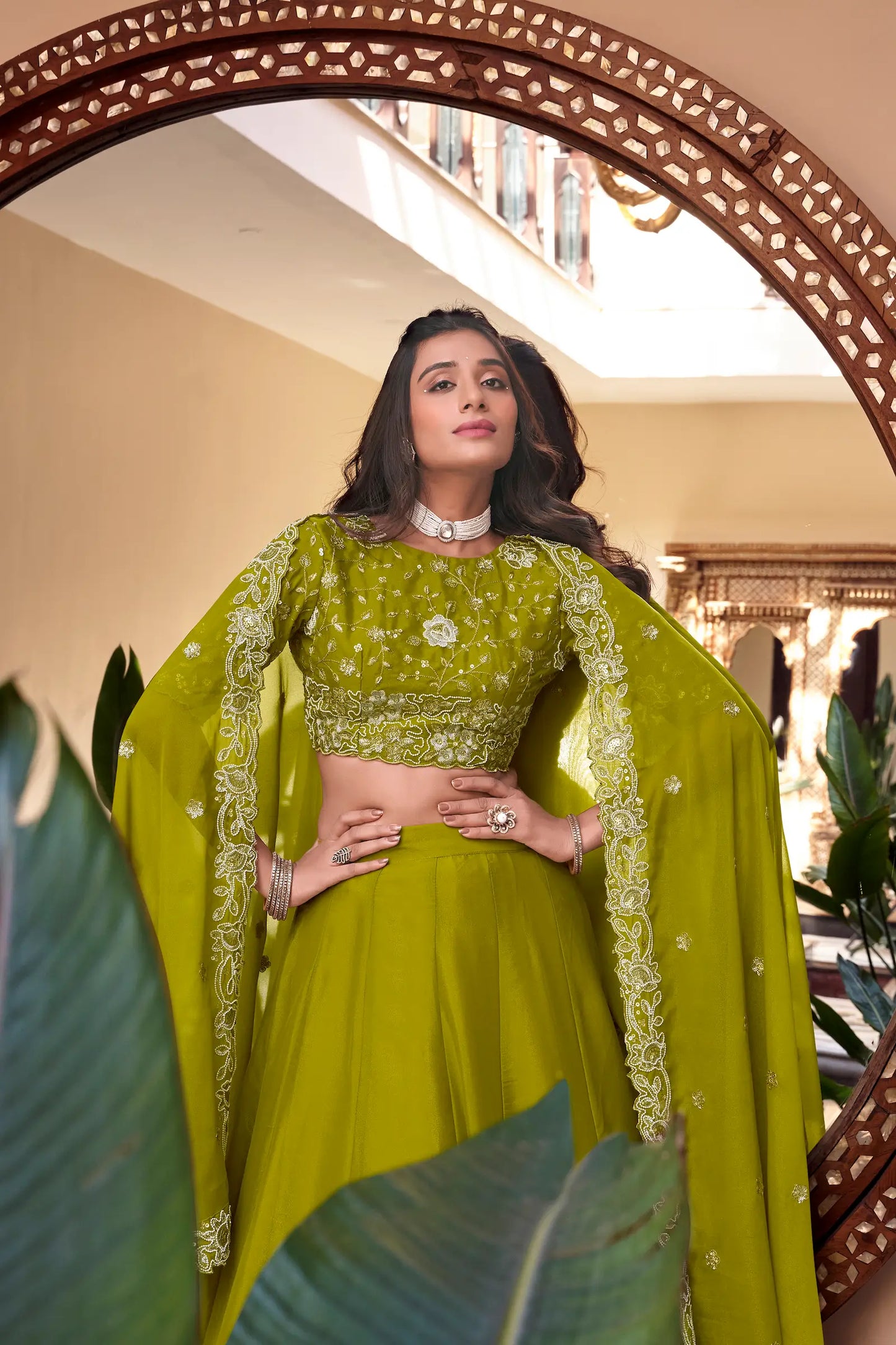 Hellgrünes Georgette-Lehenga-Choli-Set mit Papagei, verziert mit Perlen, Pailletten und raffinierter Stickerei