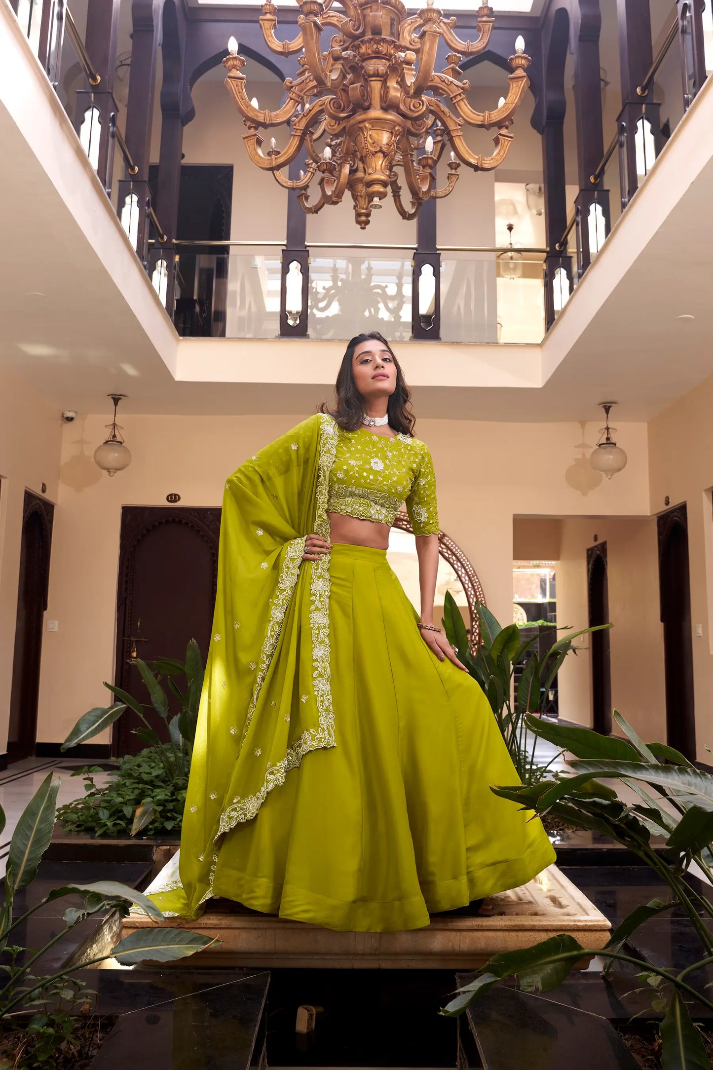 Hellgrünes Georgette-Lehenga-Choli-Set mit Papagei, verziert mit Perlen, Pailletten und raffinierter Stickerei
