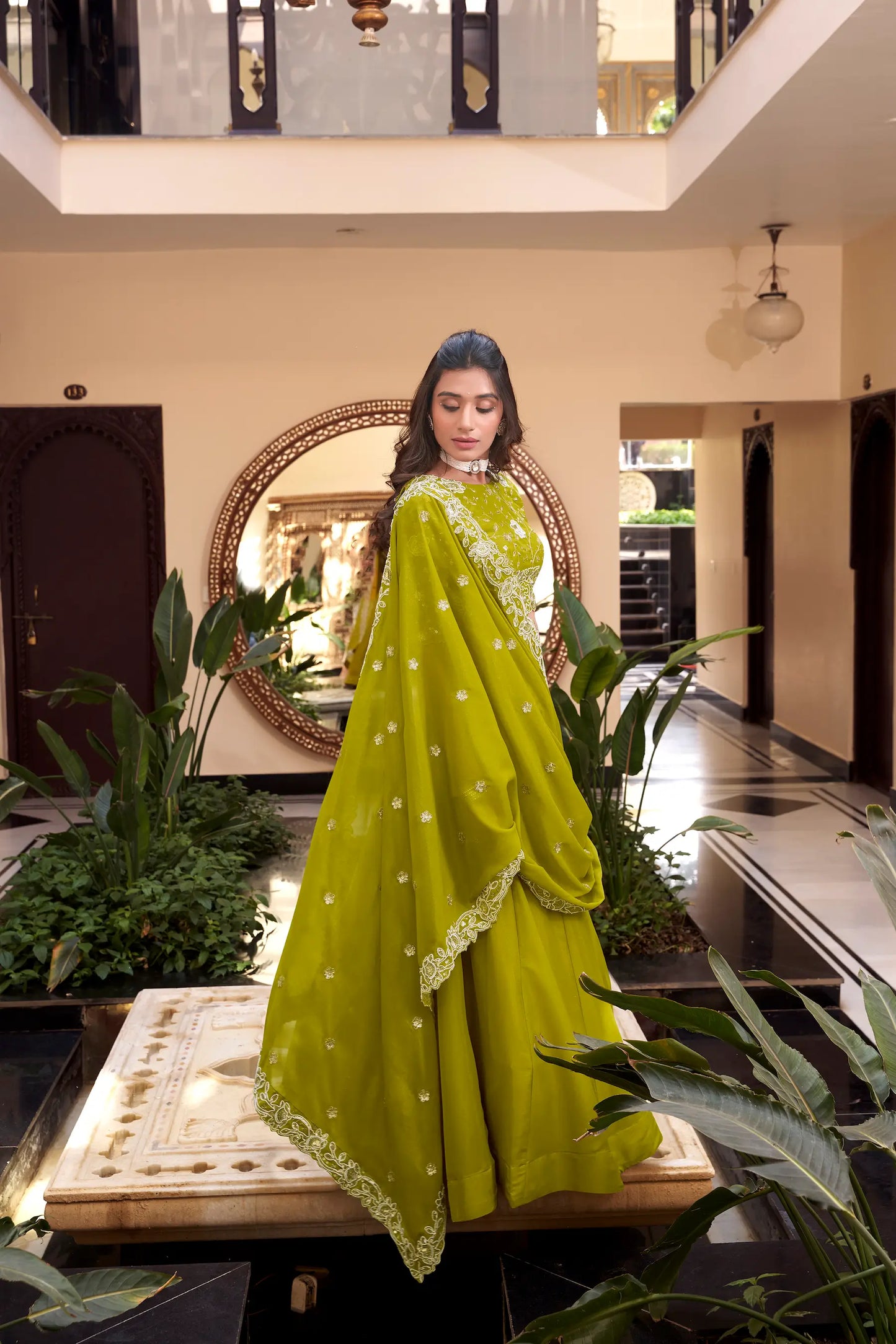 Hellgrünes Georgette-Lehenga-Choli-Set mit Papagei, verziert mit Perlen, Pailletten und raffinierter Stickerei