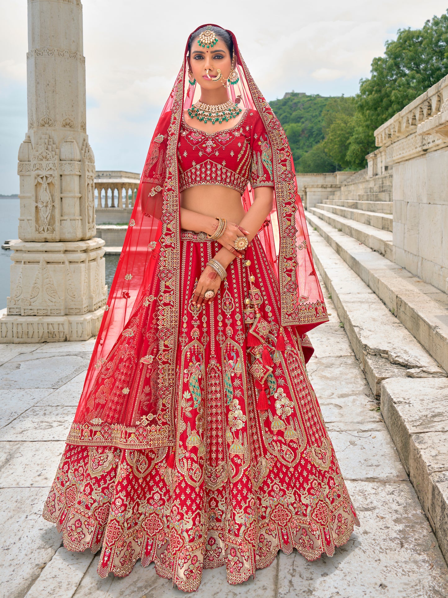 Eleganter rosa-grauer Braut-Lehenga mit Zarkan-Stickerei und Pailletten