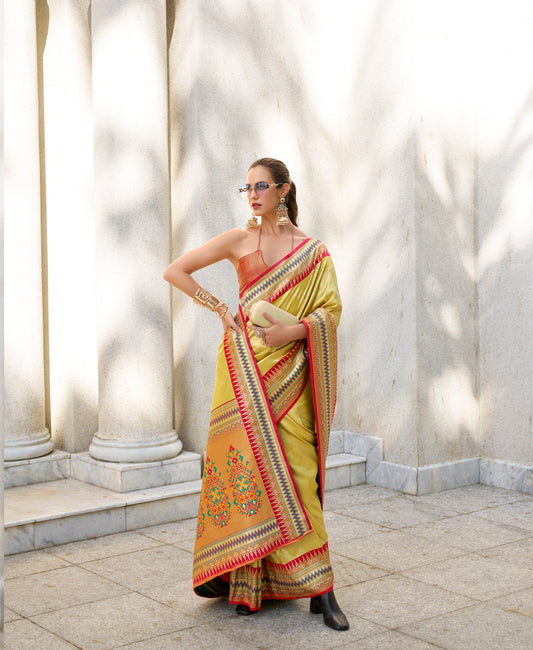 Sari en soie raffiné ethnique à bordure contrastée jaune vif rouge multicolore Tradition COLLECTION RADHIKA