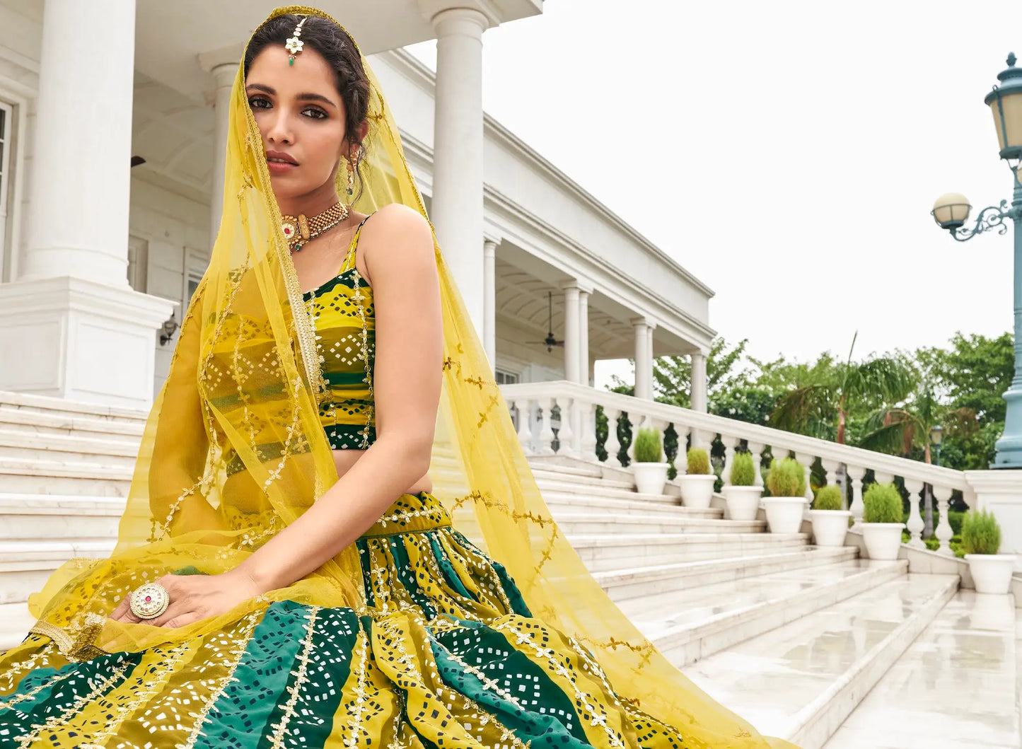 Gelb-mehrfarbiges Georgette-Lehenga-Choli-Set mit Digitaldruck und Stickerei
